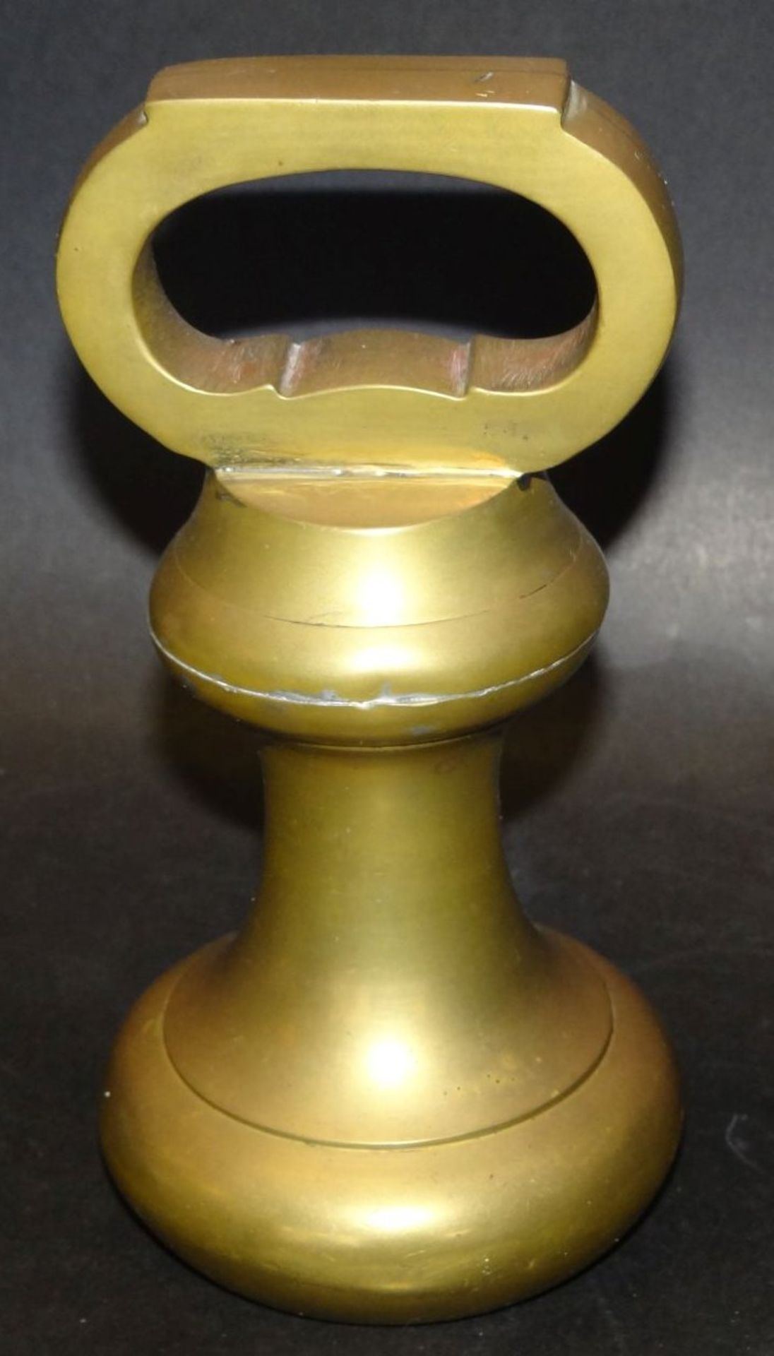 englisches Glockengewicht mit Tragegriff, ca. 3 kg, in Boden div. Jahreszahlen, H-17,5 cm - Bild 2 aus 5