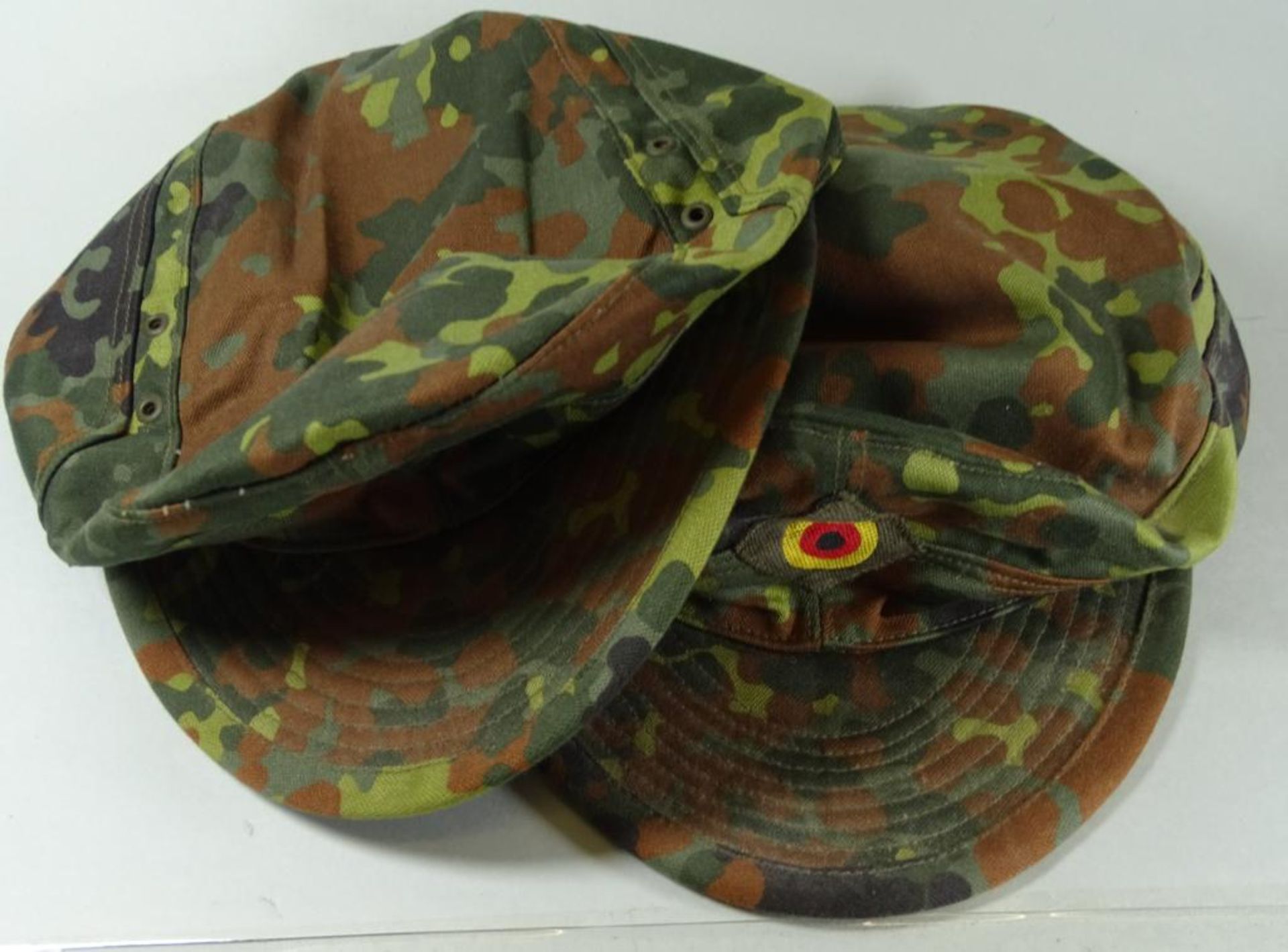 Zwei Kopfbedeckungen in Tarnfarben,1997, 59, - Bild 2 aus 4