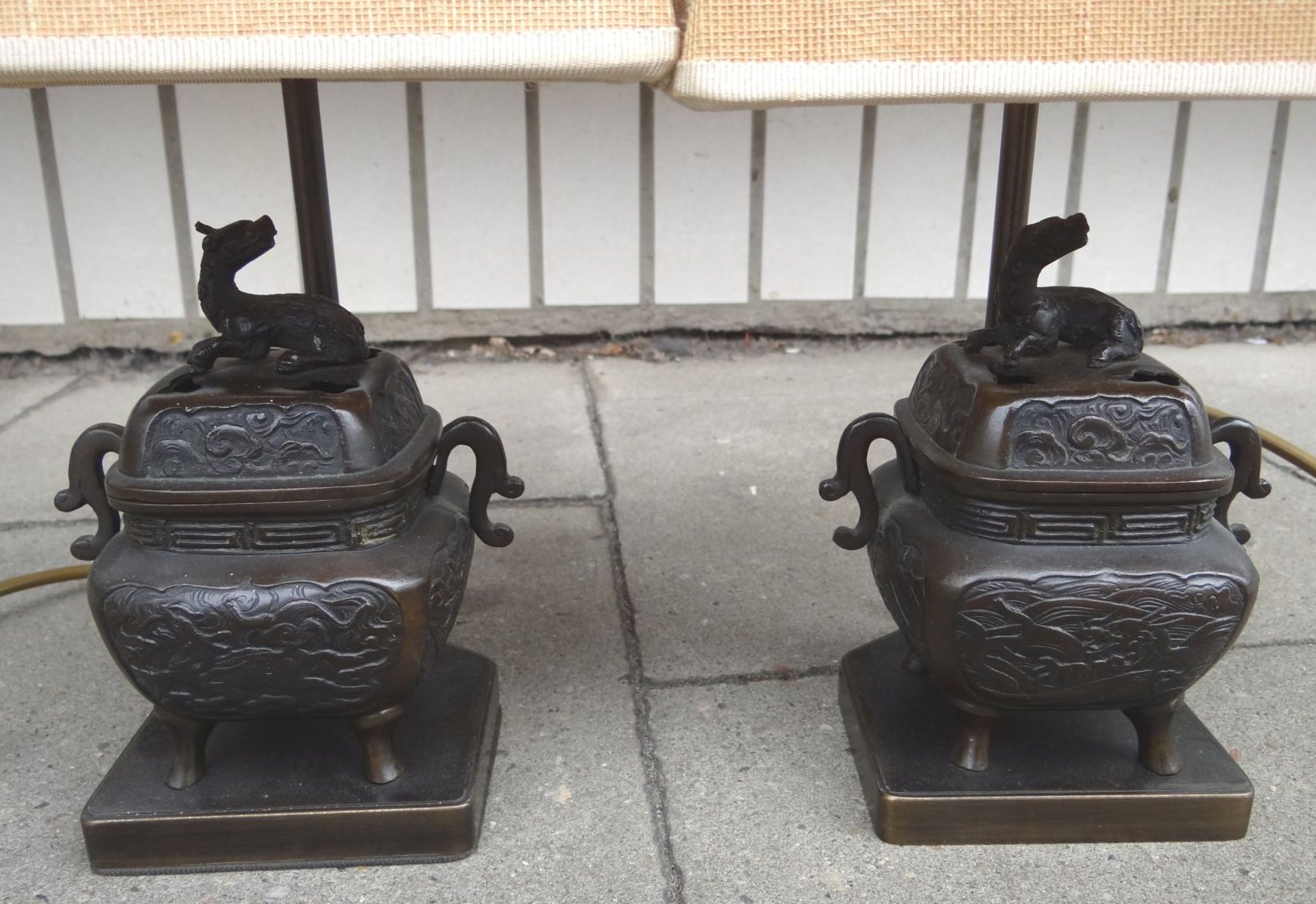 Paar Tischlampen mit massiven Bronzestand in Form von Räucherkoros, H-35 c - Bild 2 aus 7