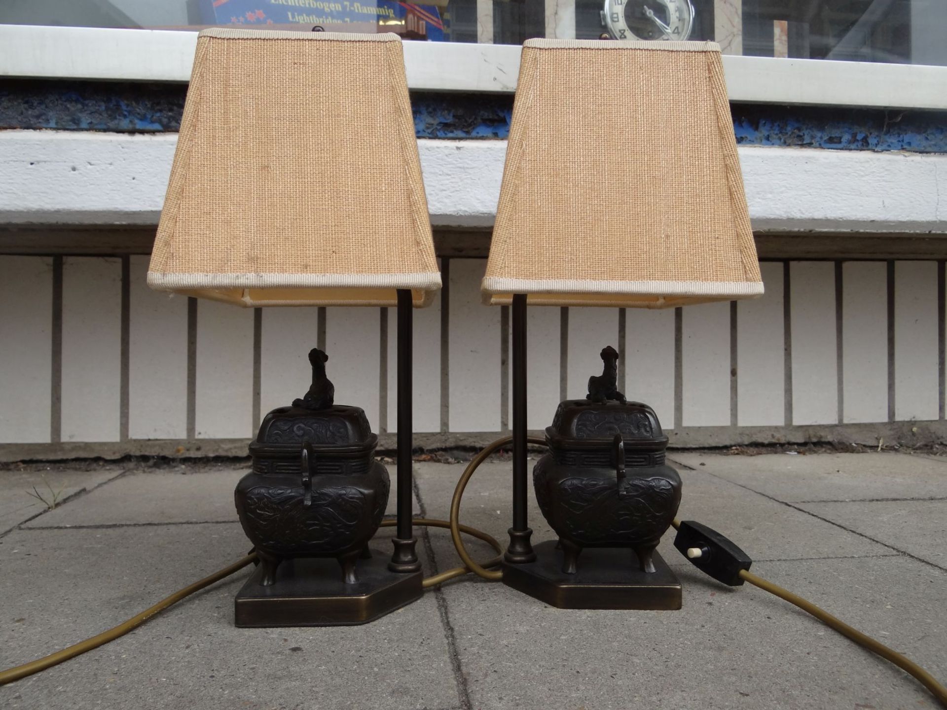 Paar Tischlampen mit massiven Bronzestand in Form von Räucherkoros, H-35 c - Bild 4 aus 7