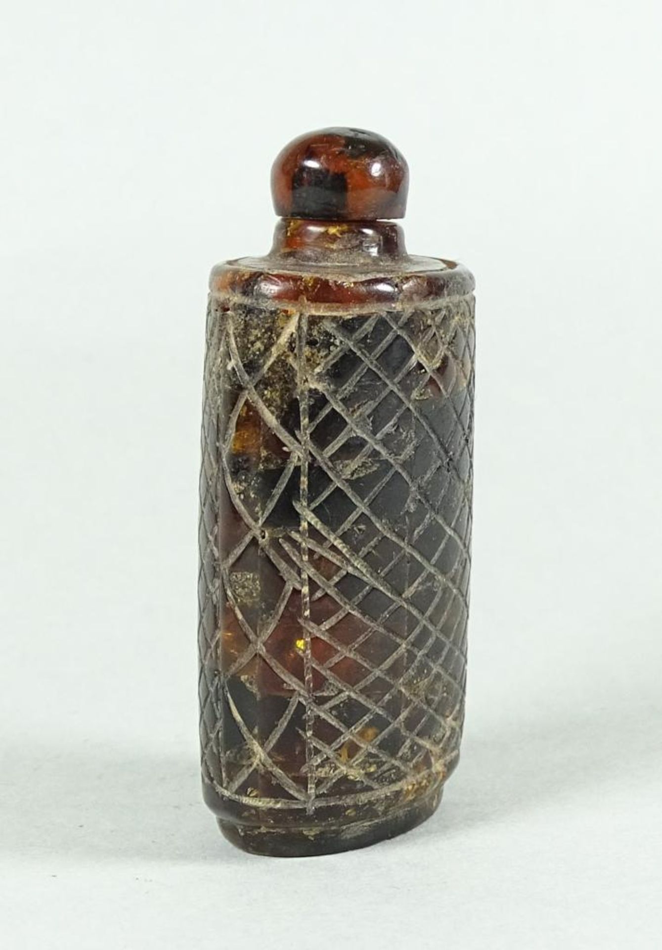 Snuff Bottle, Bernstein mit Ritzdekor, um 1920, H-5,5 cm - Bild 2 aus 5