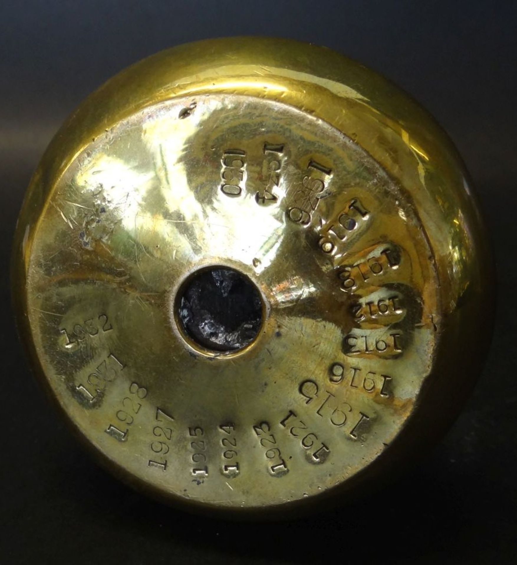 englisches Glockengewicht mit Tragegriff, ca. 3 kg, in Boden div. Jahreszahlen, H-17,5 cm - Bild 4 aus 5