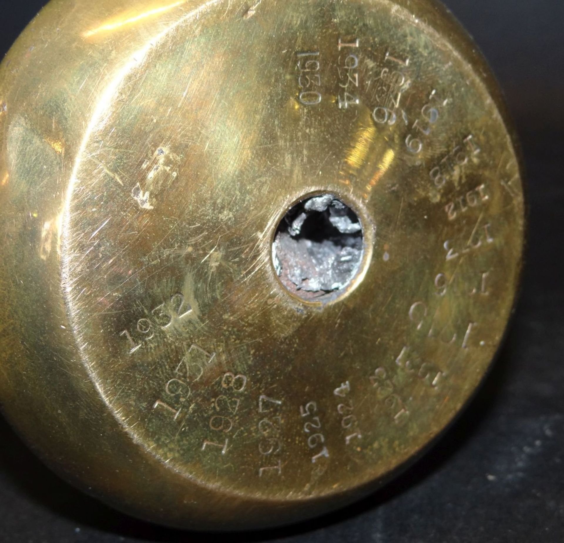 englisches Glockengewicht mit Tragegriff, ca. 3 kg, in Boden div. Jahreszahlen, H-17,5 cm - Bild 5 aus 5