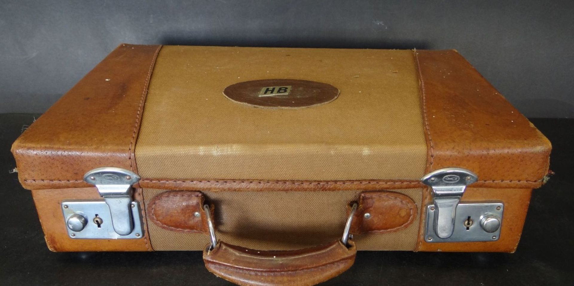 kl. Leder-Handkoffer "Ann Christin", mttiig Stoff, 36x24 cm, Alters-u. Gebrauchsspuren