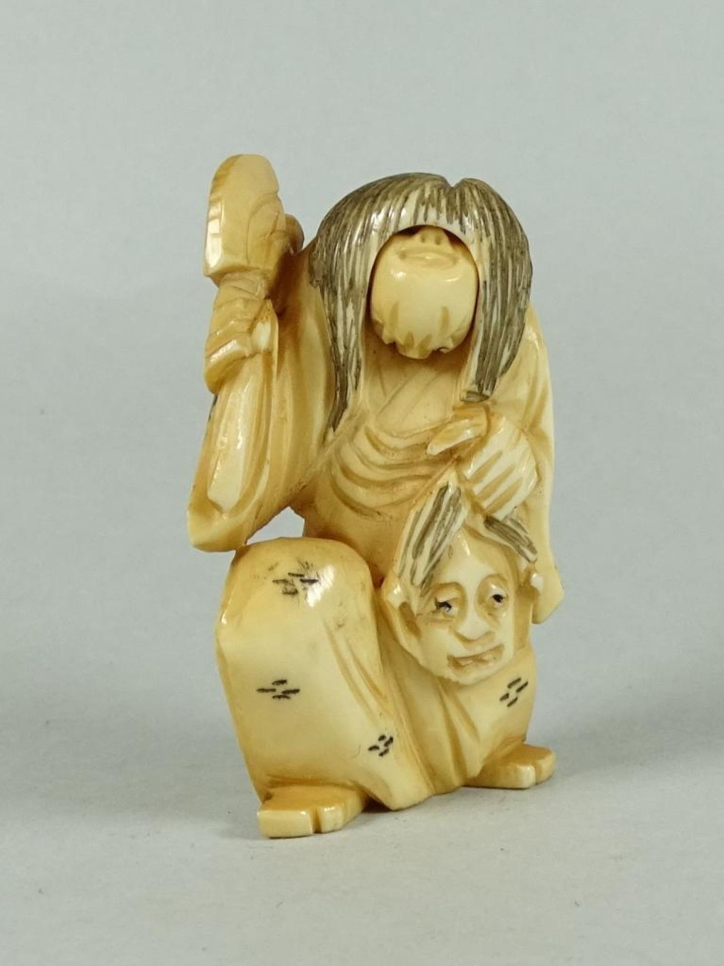 Netsuke, Henker mit 2 Gesichtern, Elfenbein, 19.Jhd., Kopf drehbar,signiert, H-5 cm - Bild 5 aus 7