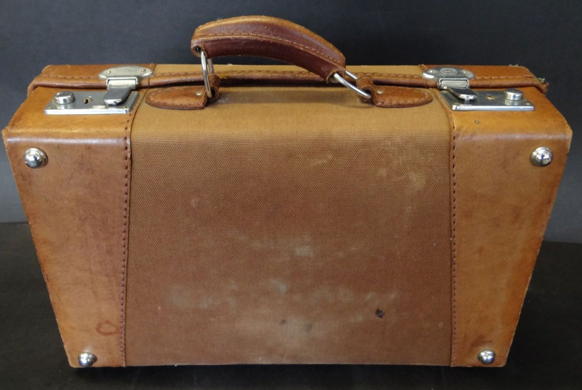kl. Leder-Handkoffer "Ann Christin", mttiig Stoff, 36x24 cm, Alters-u. Gebrauchsspuren - Bild 5 aus 5