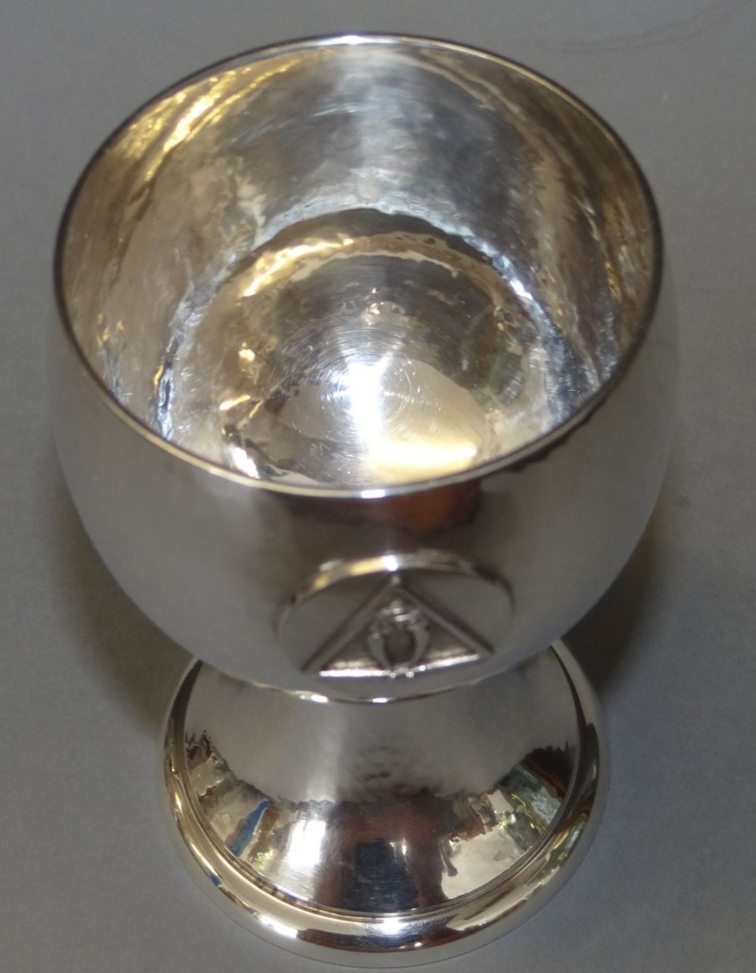 Silberpokal "Koch&Bergfeld" mit Freimaurer-Zeichen?, H-12,5 cm, 184 gr, Hammerschlagdekor - Bild 3 aus 4