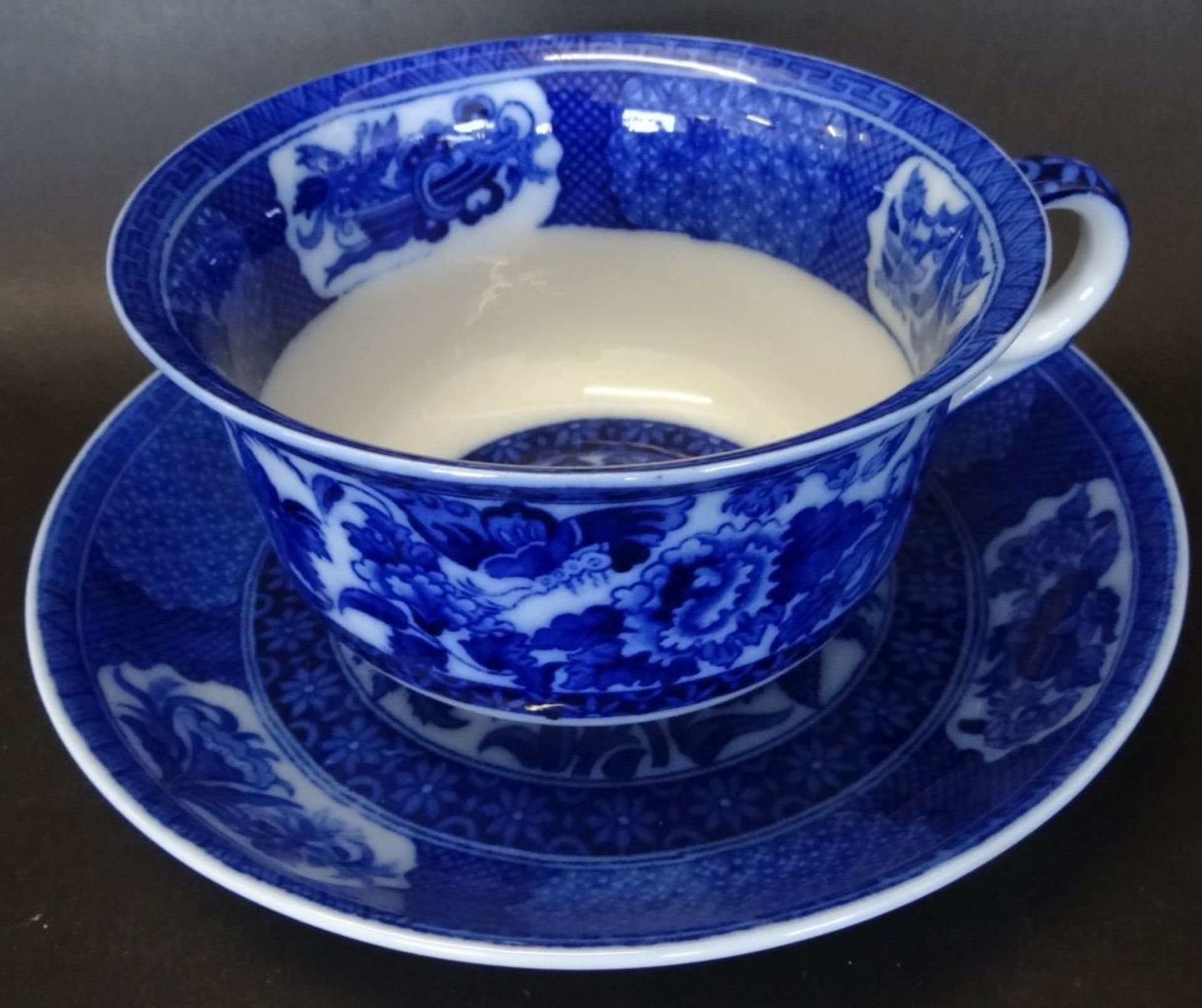 2 übergrosse Cafe au lait Tassen mit U.T., Holland, blaues Dekor, H-8 cm, D-14 c - Bild 3 aus 4