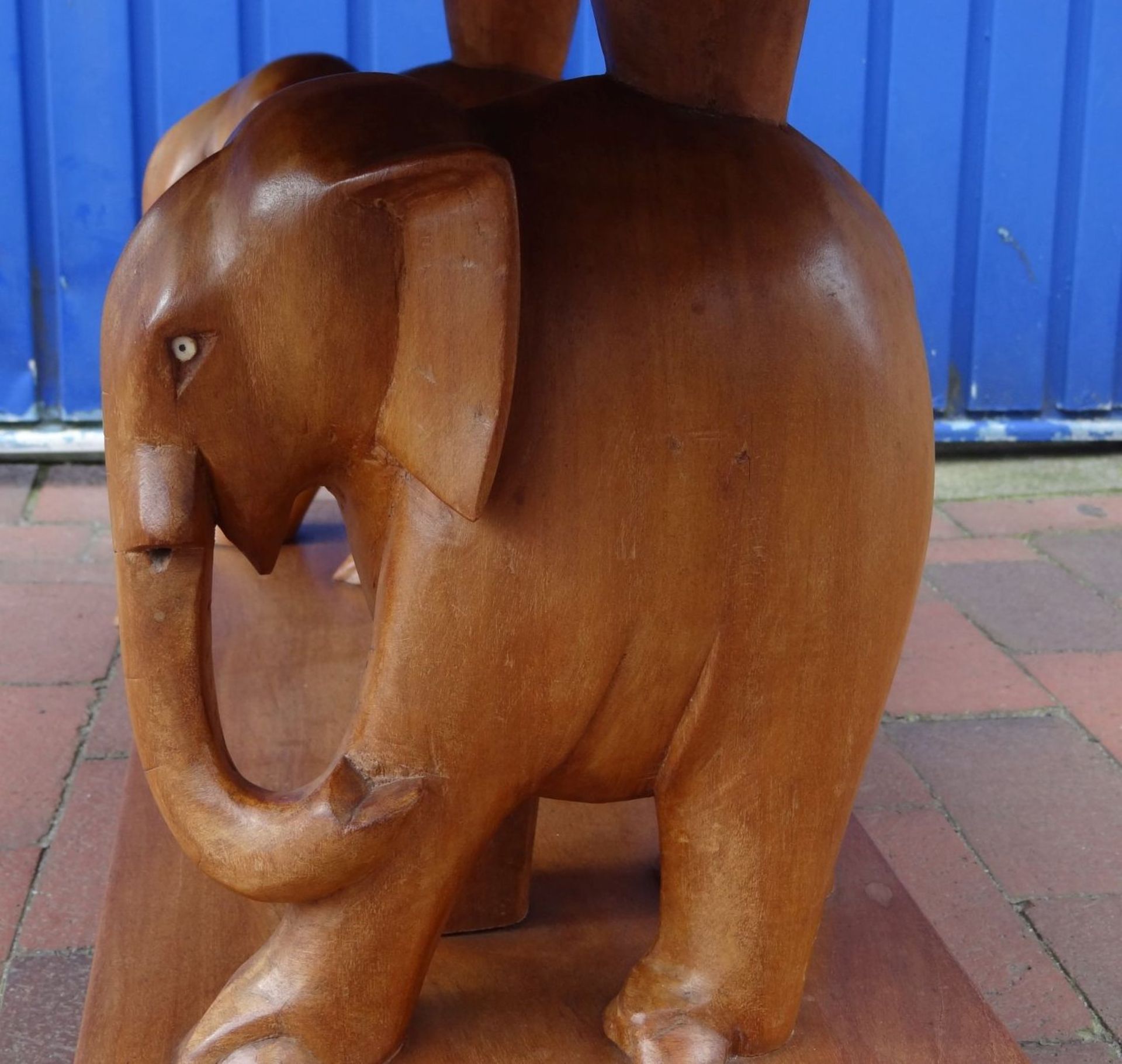 Couchtisch, afrikan. Edelholz, getragen von 2 Elefanten, H-50 cm, 102x54 cm, Gebrauchsspuren - Bild 5 aus 6