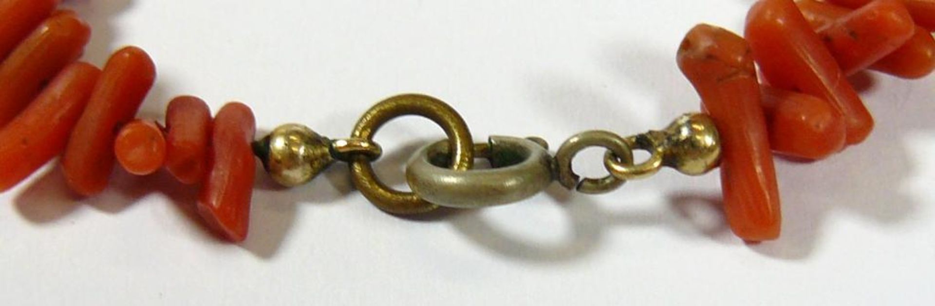 Korallenstab Halskette mit doublé Schliesse, ca.L- 54 cm, 32,4gr - Bild 3 aus 3