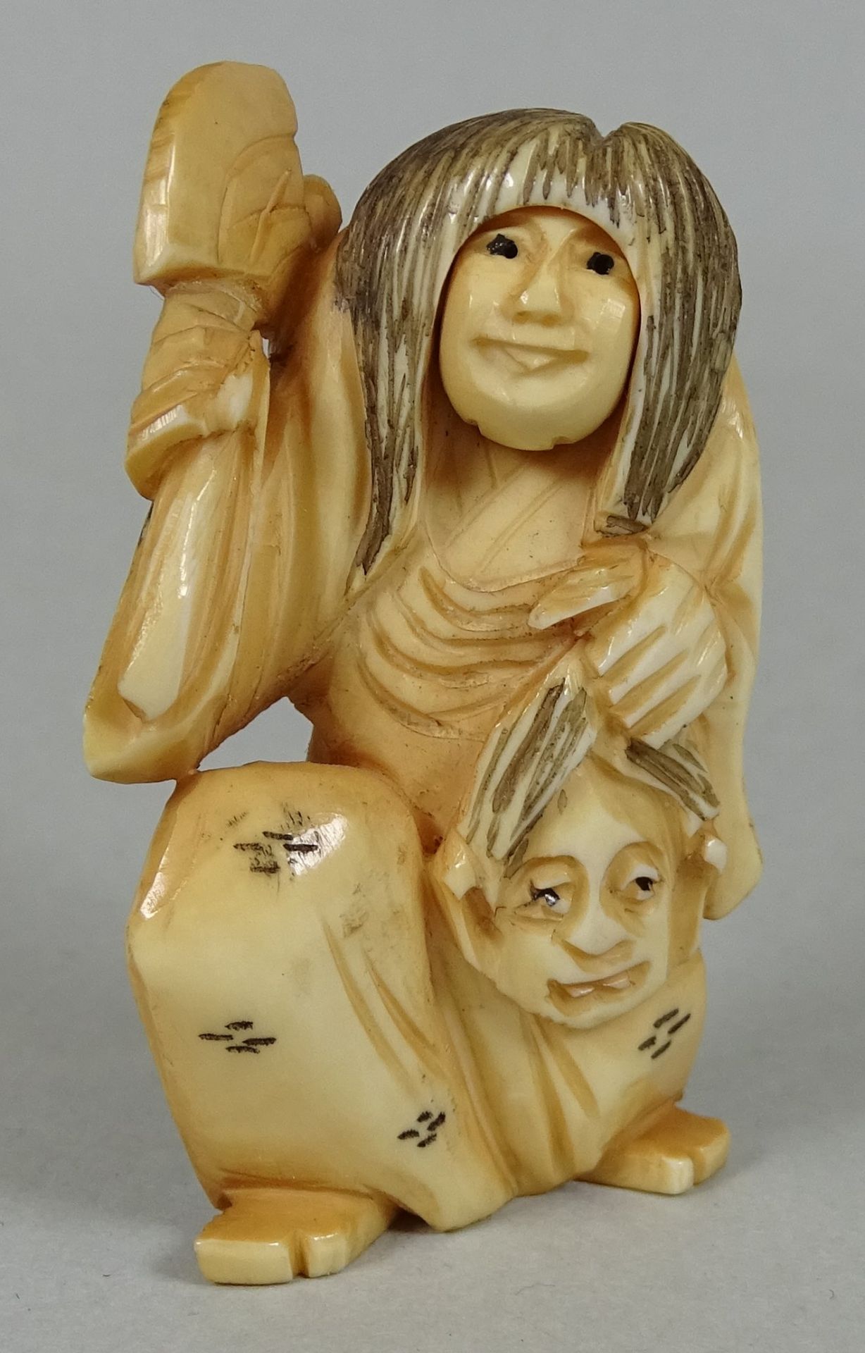 Netsuke, Henker mit 2 Gesichtern, Elfenbein, 19.Jhd., Kopf drehbar,signiert, H-5 cm