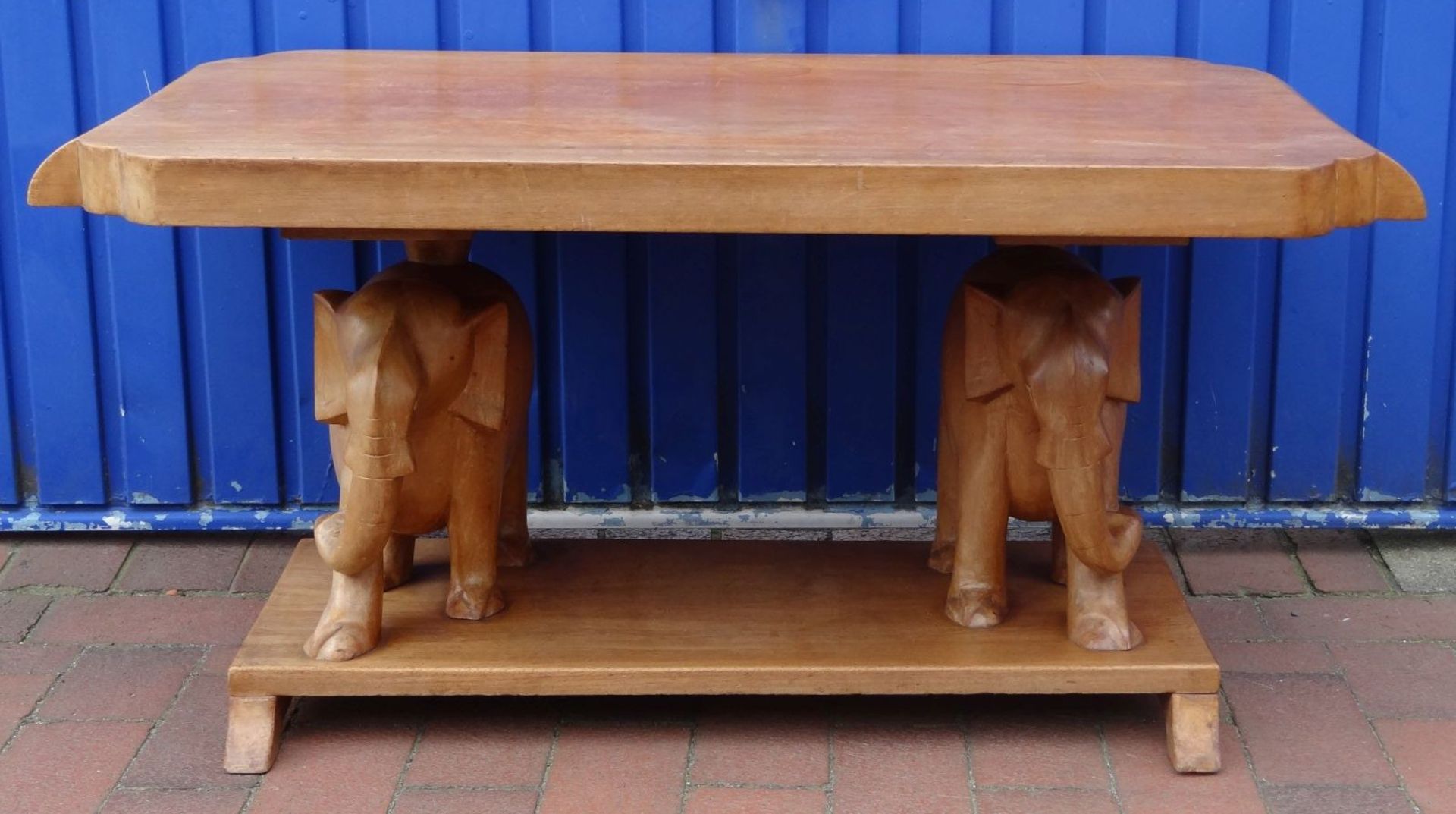 Couchtisch, afrikan. Edelholz, getragen von 2 Elefanten, H-50 cm, 102x54 cm, Gebrauchsspuren