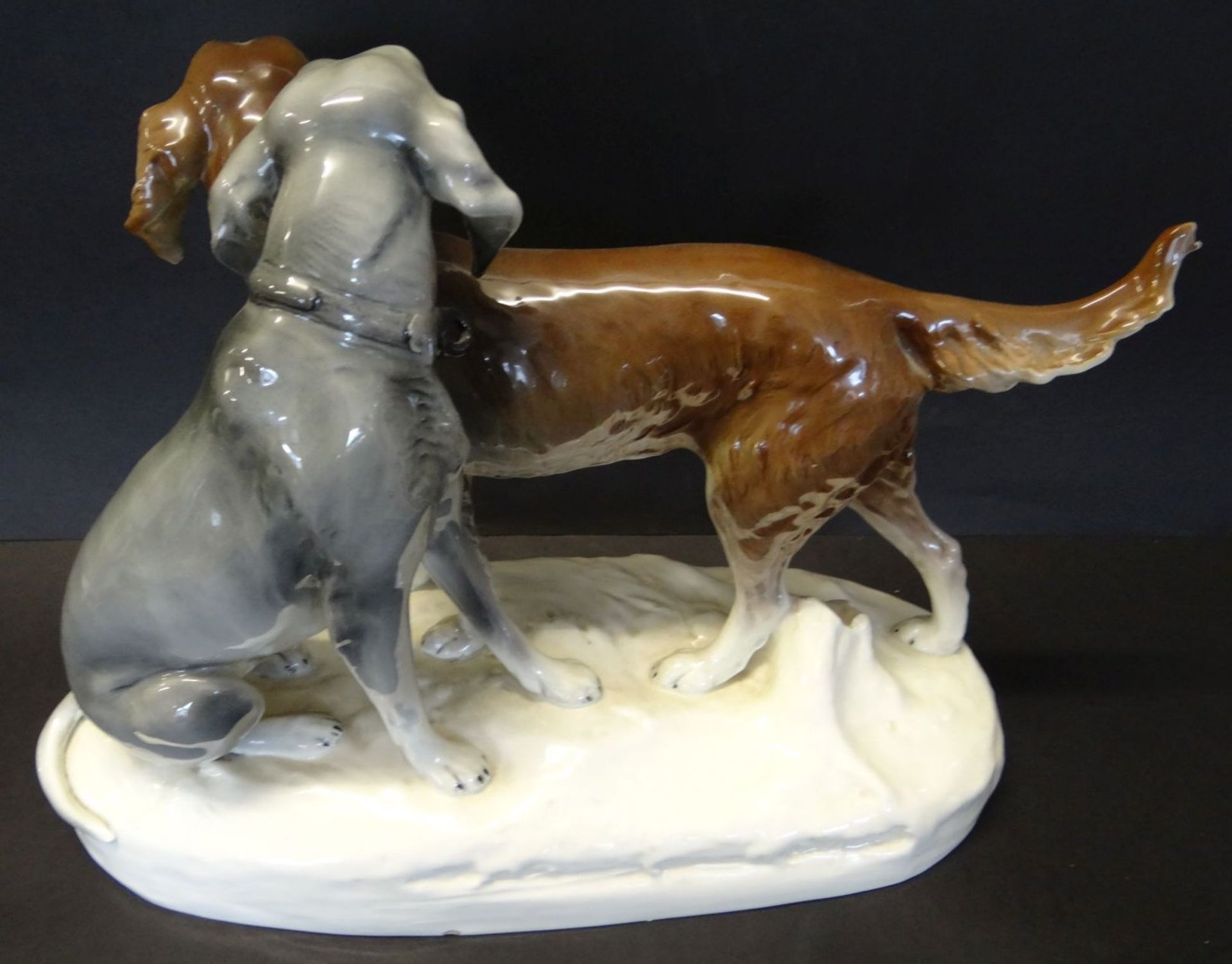 grosses Hundepaar "Royal Dux" bemalt, H-30 cm, L-43 cm, kl. Abplatzer am Sockel - Bild 4 aus 8