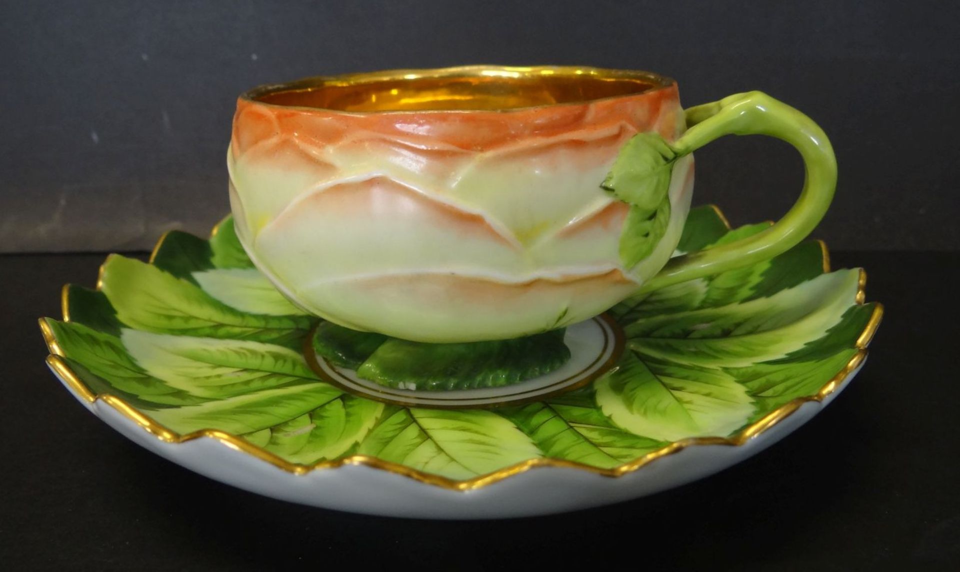 Jugendstil-Teetasse mit U.T. "Karlsbad" Blattdekor, innen vergoldet, Standring kl. Abplatzer,