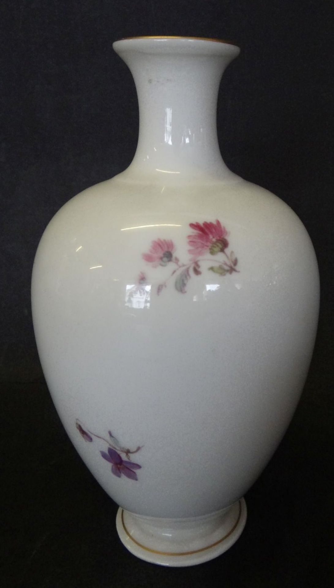 kl. KPM Berlin Vase mit Blumenmalerei, H-15,5 cm, 19.Jhd. - Bild 2 aus 4