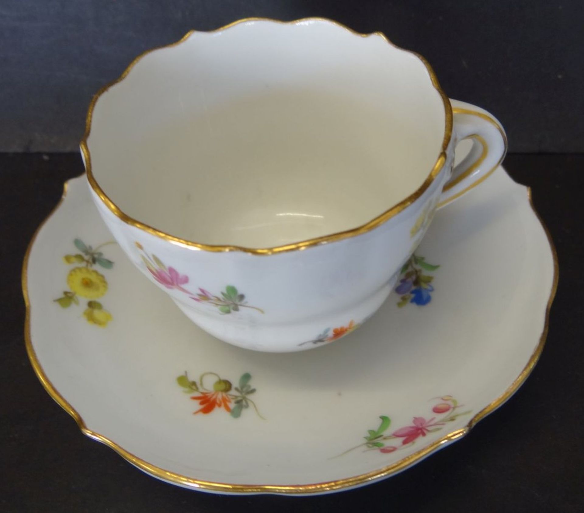 Moccatasse mit U.T. "Meissen" Streublümchen, Schwertermarke 1.Wah - Bild 2 aus 4