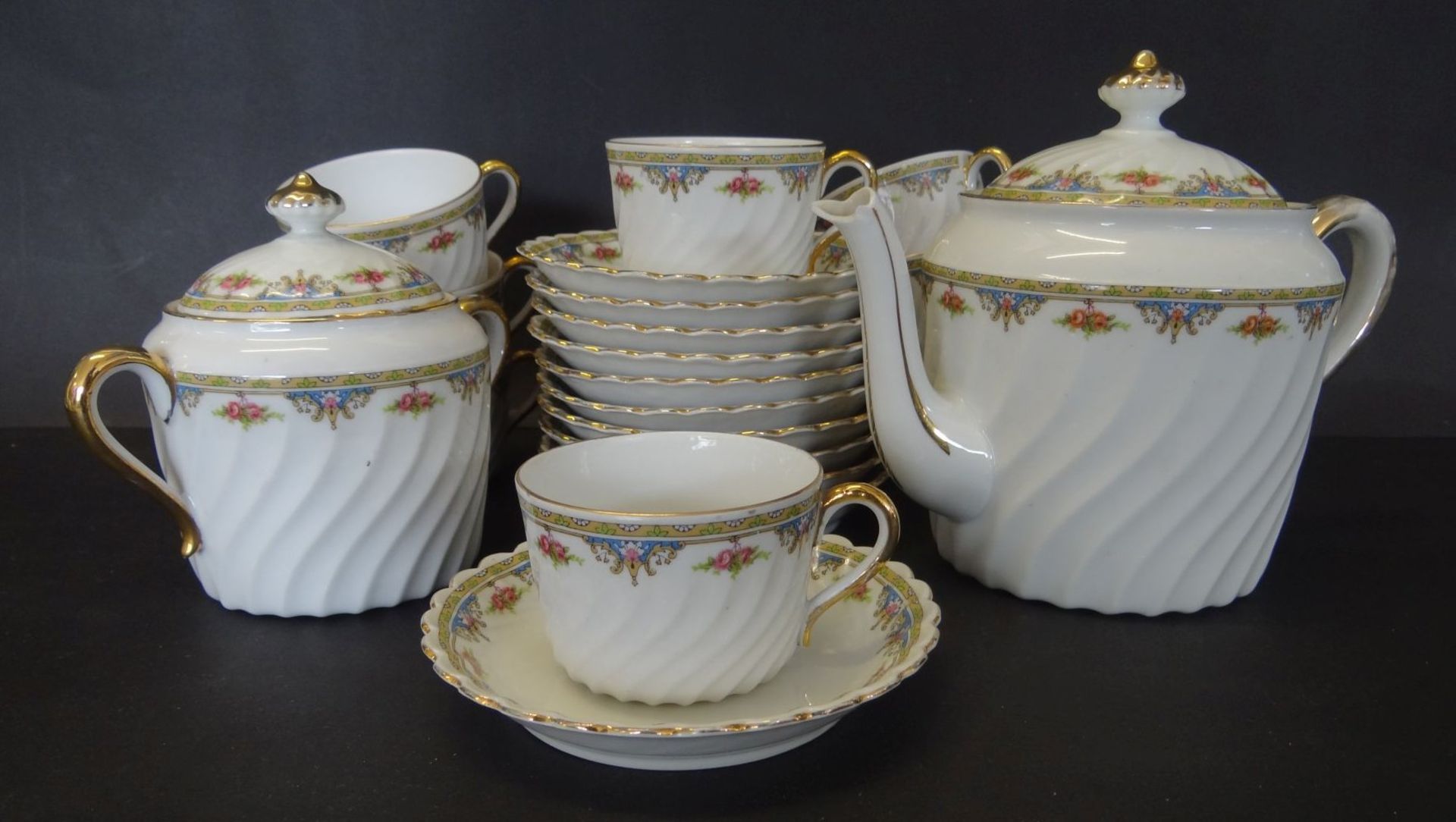 Teekanne, Zuckertopf, 11 Tassen mit 11 U.T. "Ginori", Tülle bestossen, H-16 cm, Röschendek