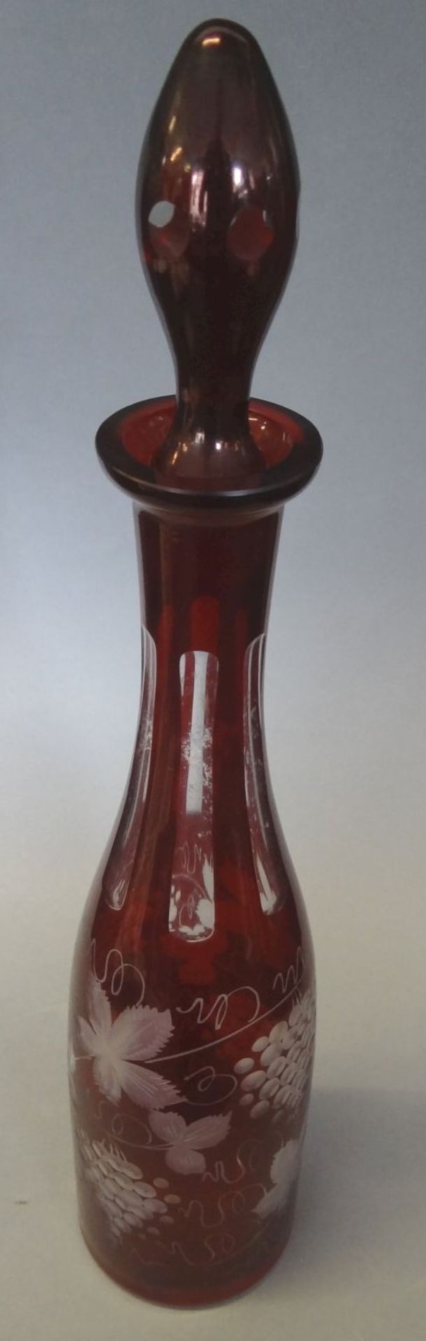 hohe Karaffe, böhmisches Überfangglas, Weinlaubschliff, H-40 - Bild 3 aus 3