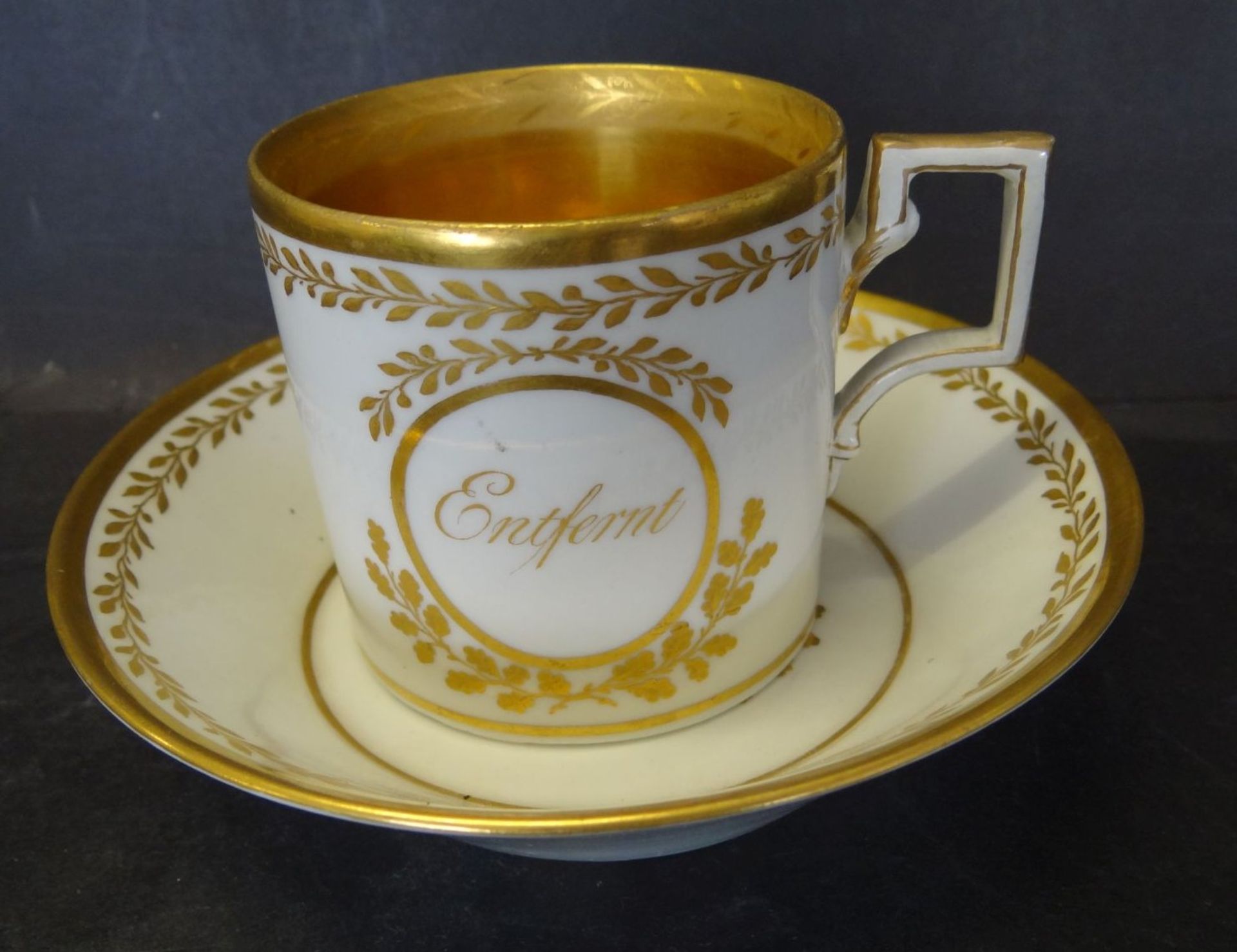 Erinnerungs-Tasse mit U.T. "KPM Berlin" dat. 1823 (Juli-Nov. 1823 entfernt, aber nicht getrennt" - Bild 2 aus 5