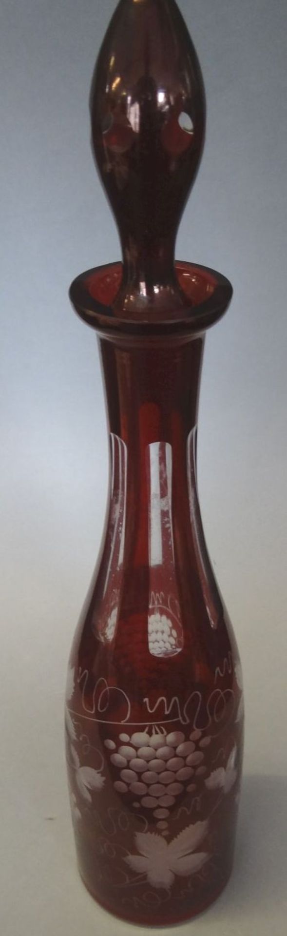 hohe Karaffe, böhmisches Überfangglas, Weinlaubschliff, H-40 - Bild 2 aus 3