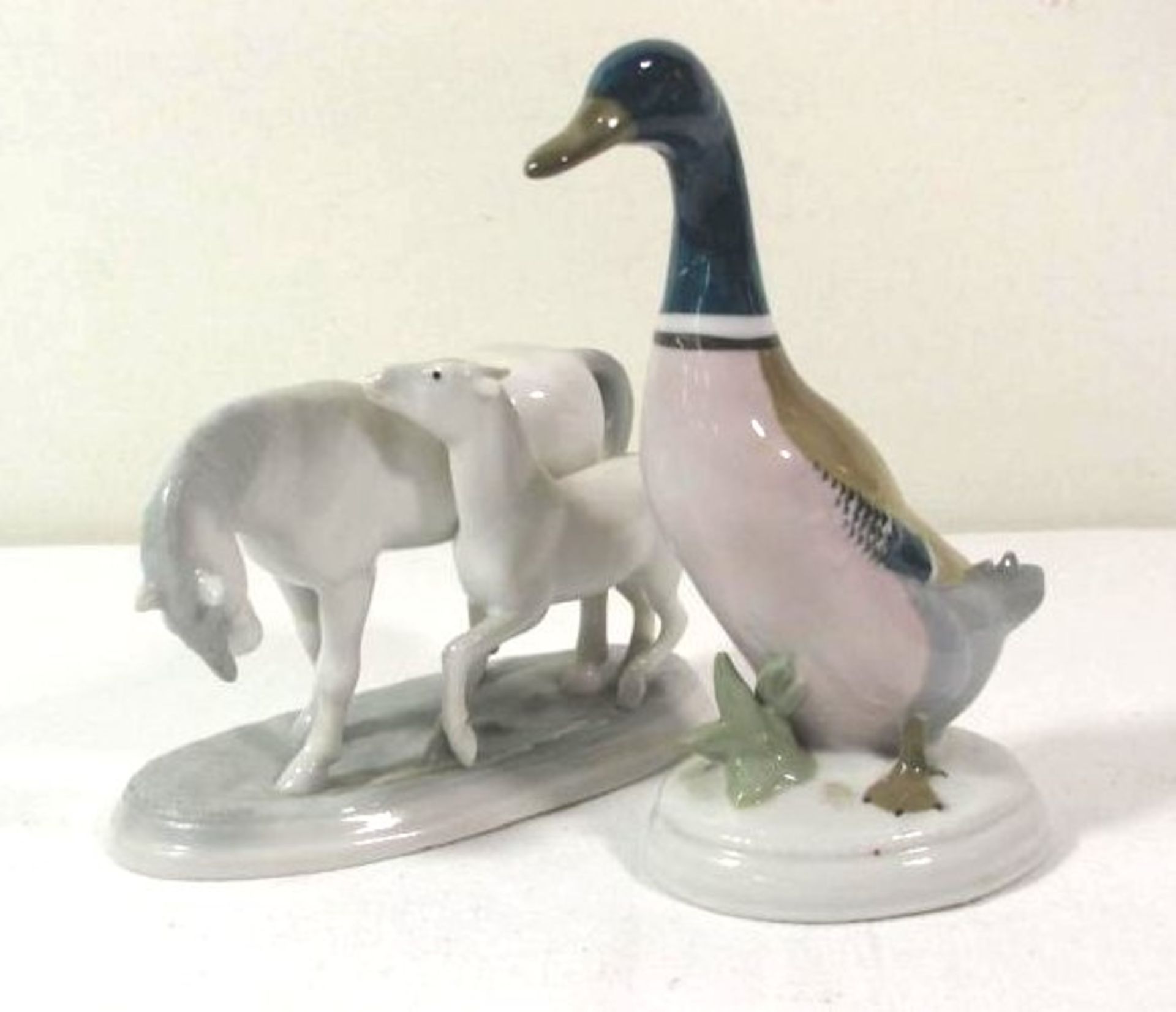 2 kl. Figuren, Ente und Pferd mit Fohlen (1x Ohr bestossen), H-13cm und 8cm.