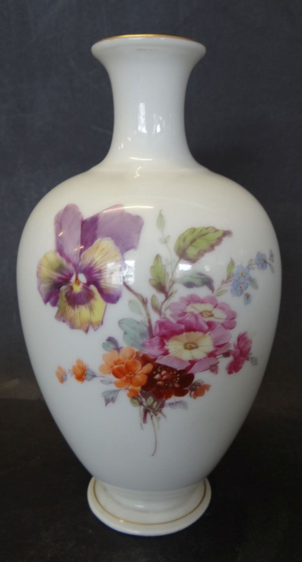 kl. KPM Berlin Vase mit Blumenmalerei, H-15,5 cm, 19.Jhd.