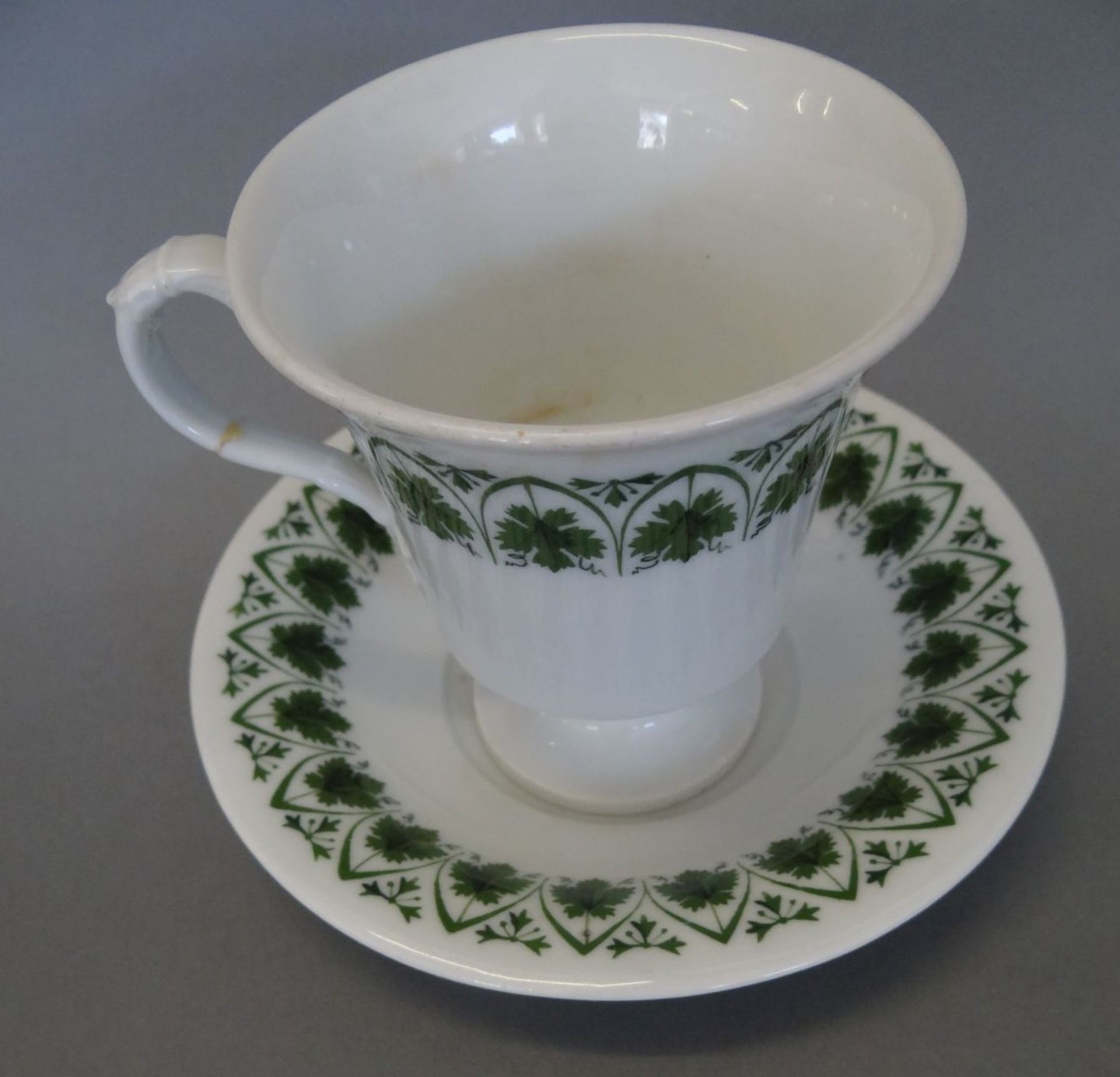 Tasse mit U.T. "Meissen" 19.Jhd., Weinlaub,. Glasur verfärbt, Henkel gekleb - Bild 3 aus 5