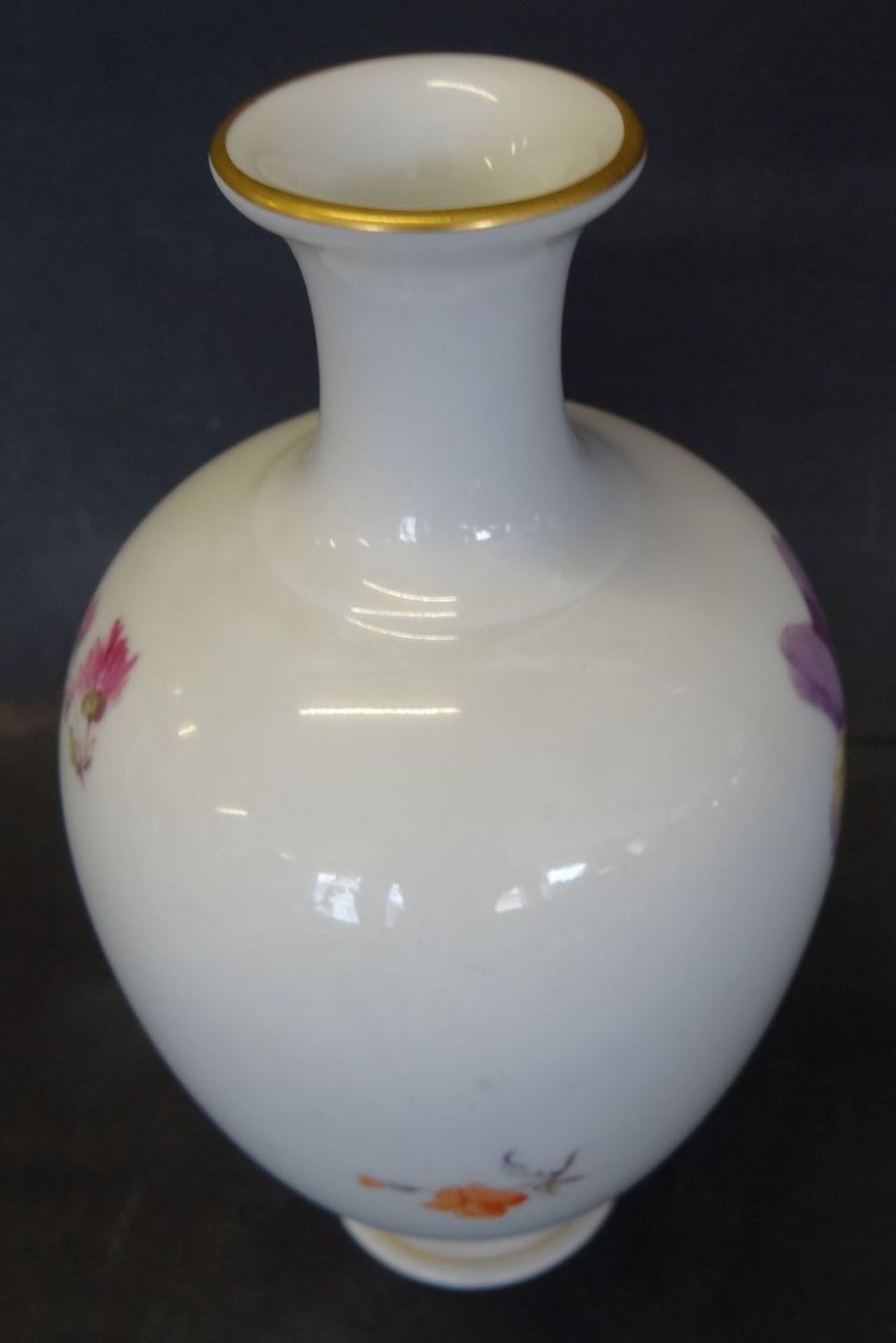 kl. KPM Berlin Vase mit Blumenmalerei, H-15,5 cm, 19.Jhd. - Bild 3 aus 4