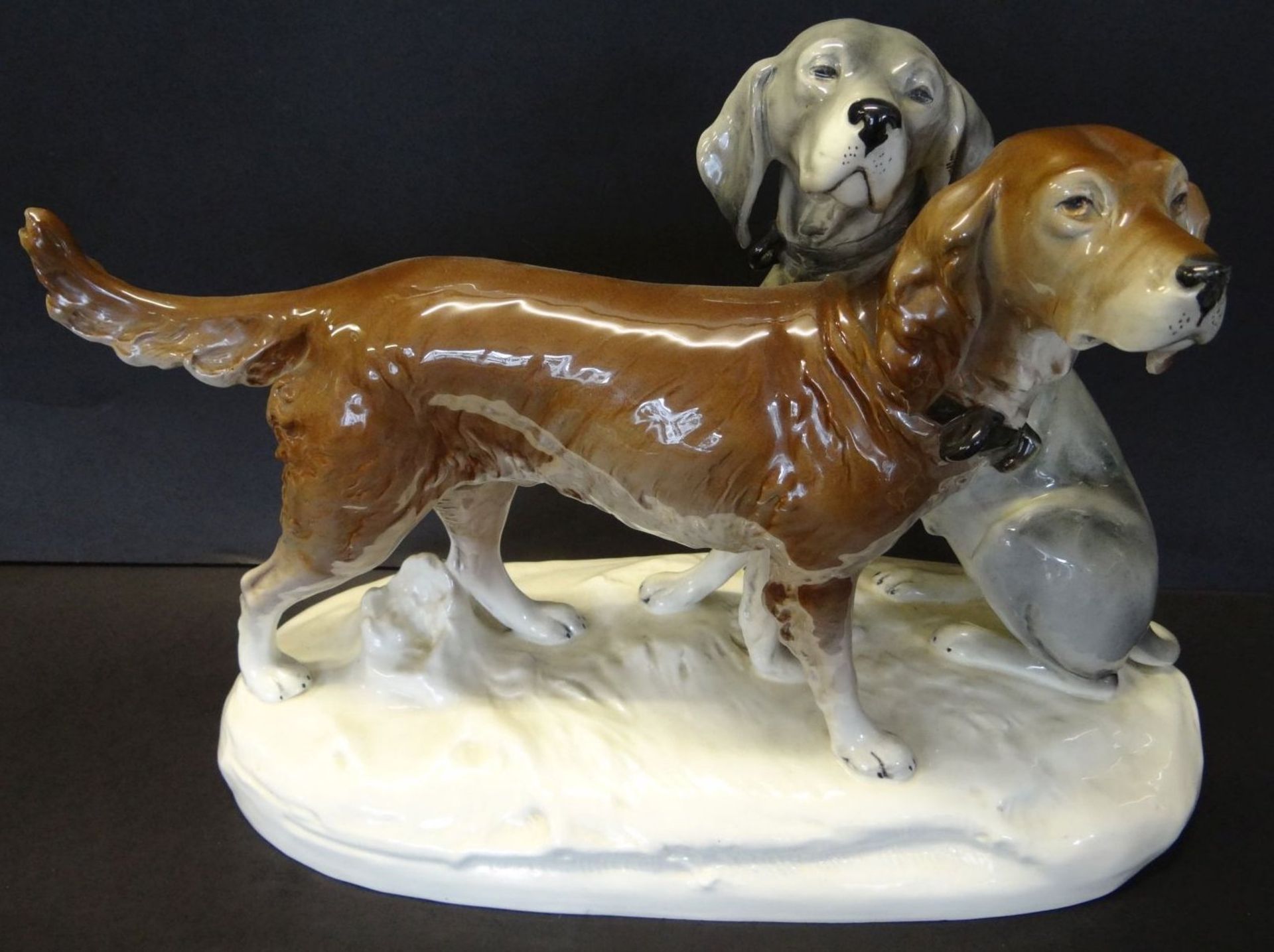 grosses Hundepaar "Royal Dux" bemalt, H-30 cm, L-43 cm, kl. Abplatzer am Sockel - Bild 2 aus 8