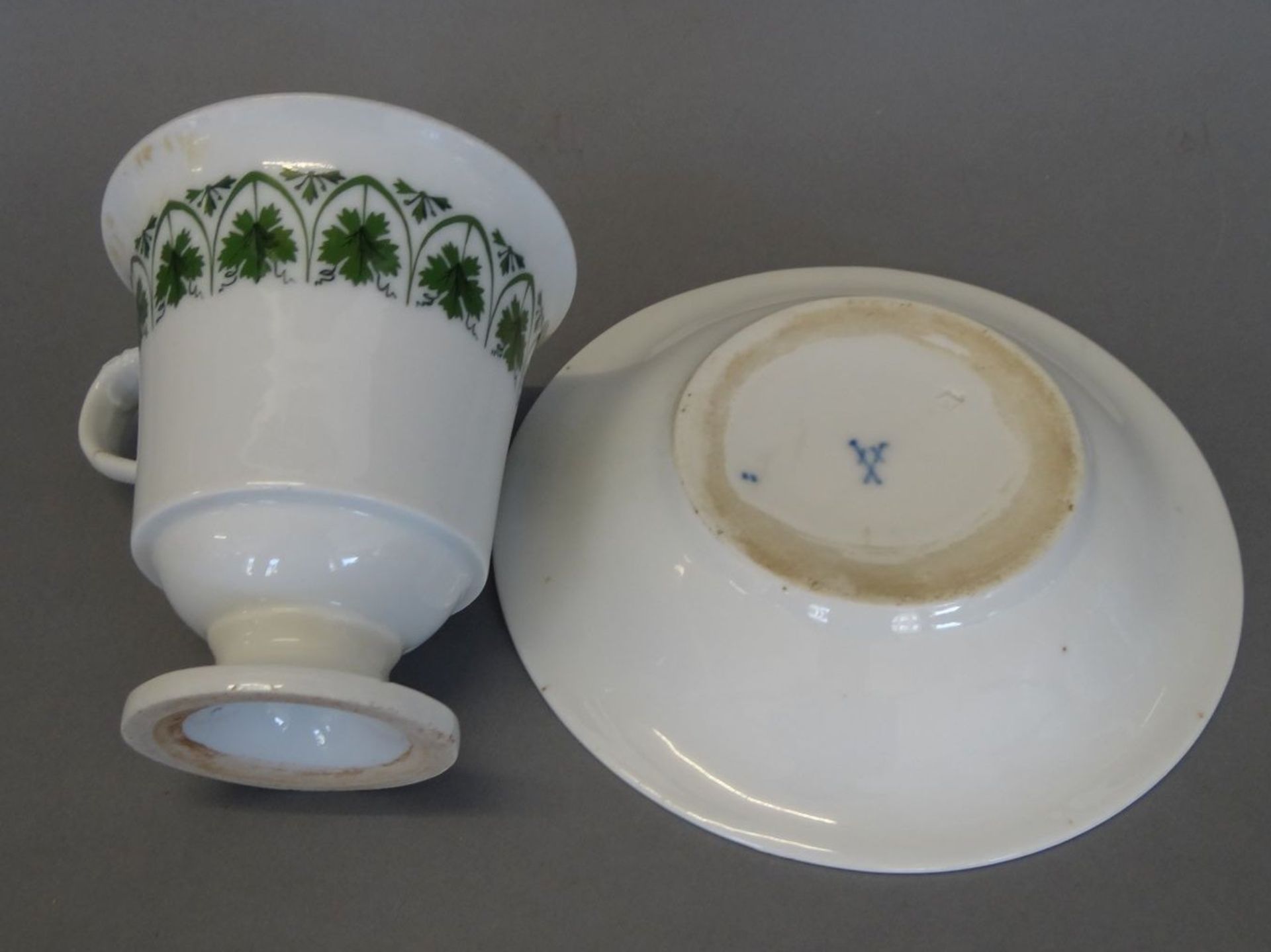 Tasse mit U.T. "Meissen" 19.Jhd., Weinlaub,. Glasur verfärbt, Henkel gekleb - Bild 4 aus 5