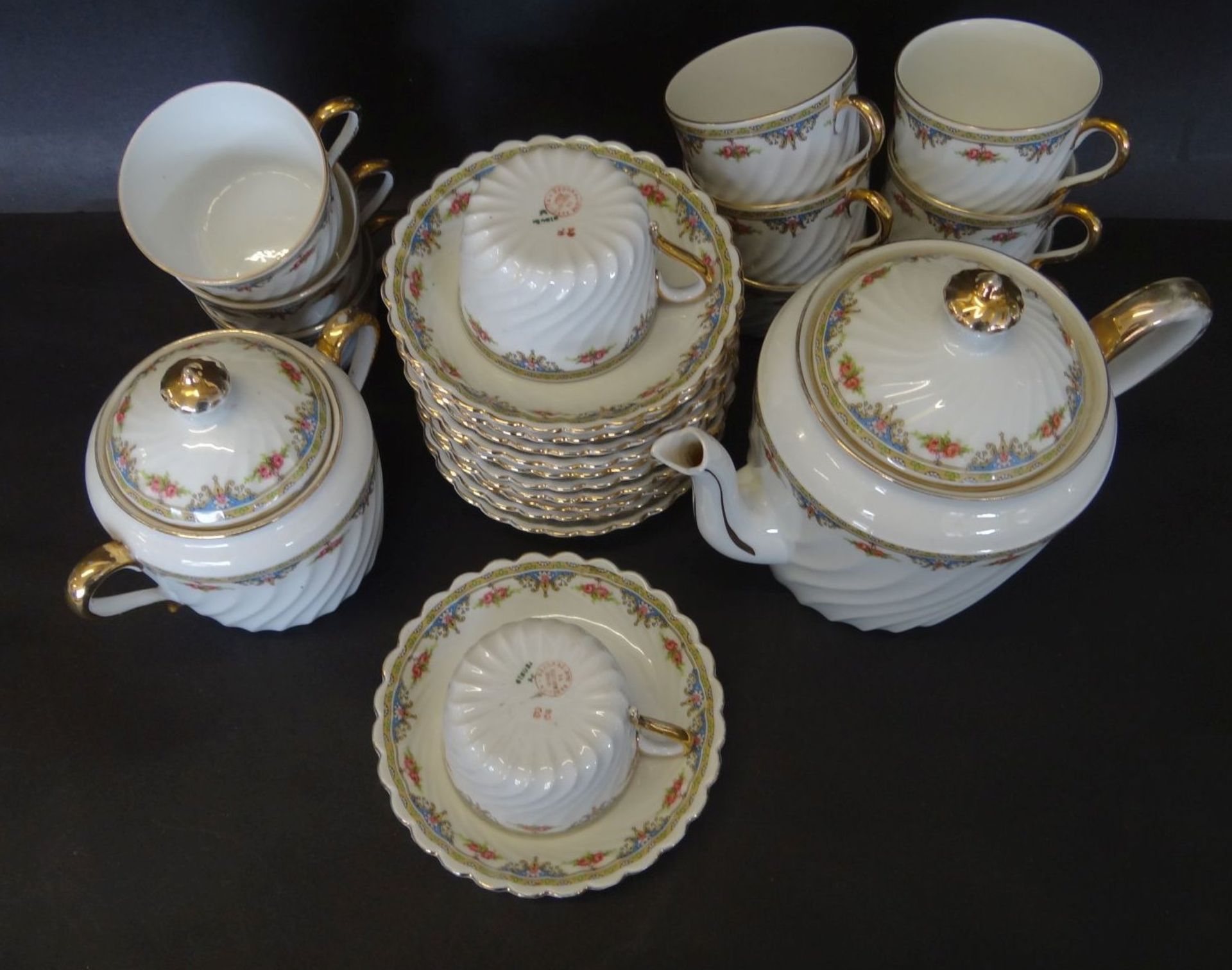 Teekanne, Zuckertopf, 11 Tassen mit 11 U.T. "Ginori", Tülle bestossen, H-16 cm, Röschendek - Bild 5 aus 7