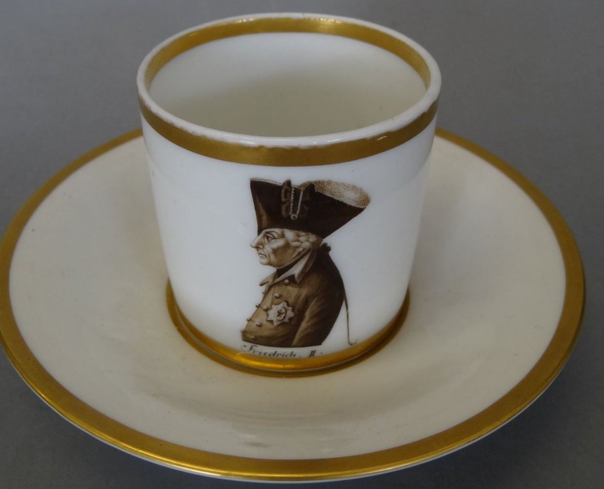 Tasse mit U.T., Portrait Friedrich II, KPM Berlin, altrissig, Henkel abgebrochen, als Belegstüc