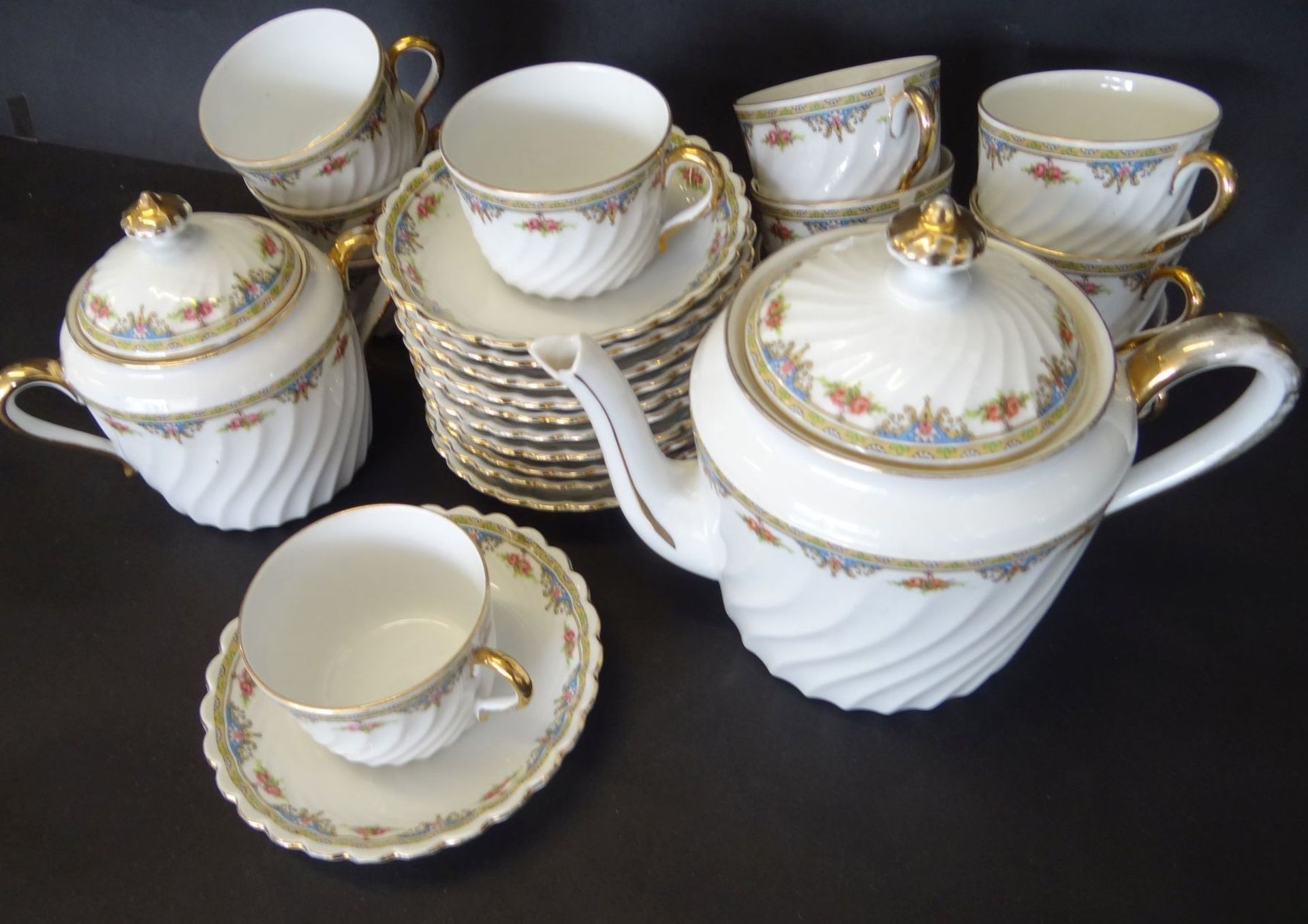 Teekanne, Zuckertopf, 11 Tassen mit 11 U.T. "Ginori", Tülle bestossen, H-16 cm, Röschendek - Bild 4 aus 7