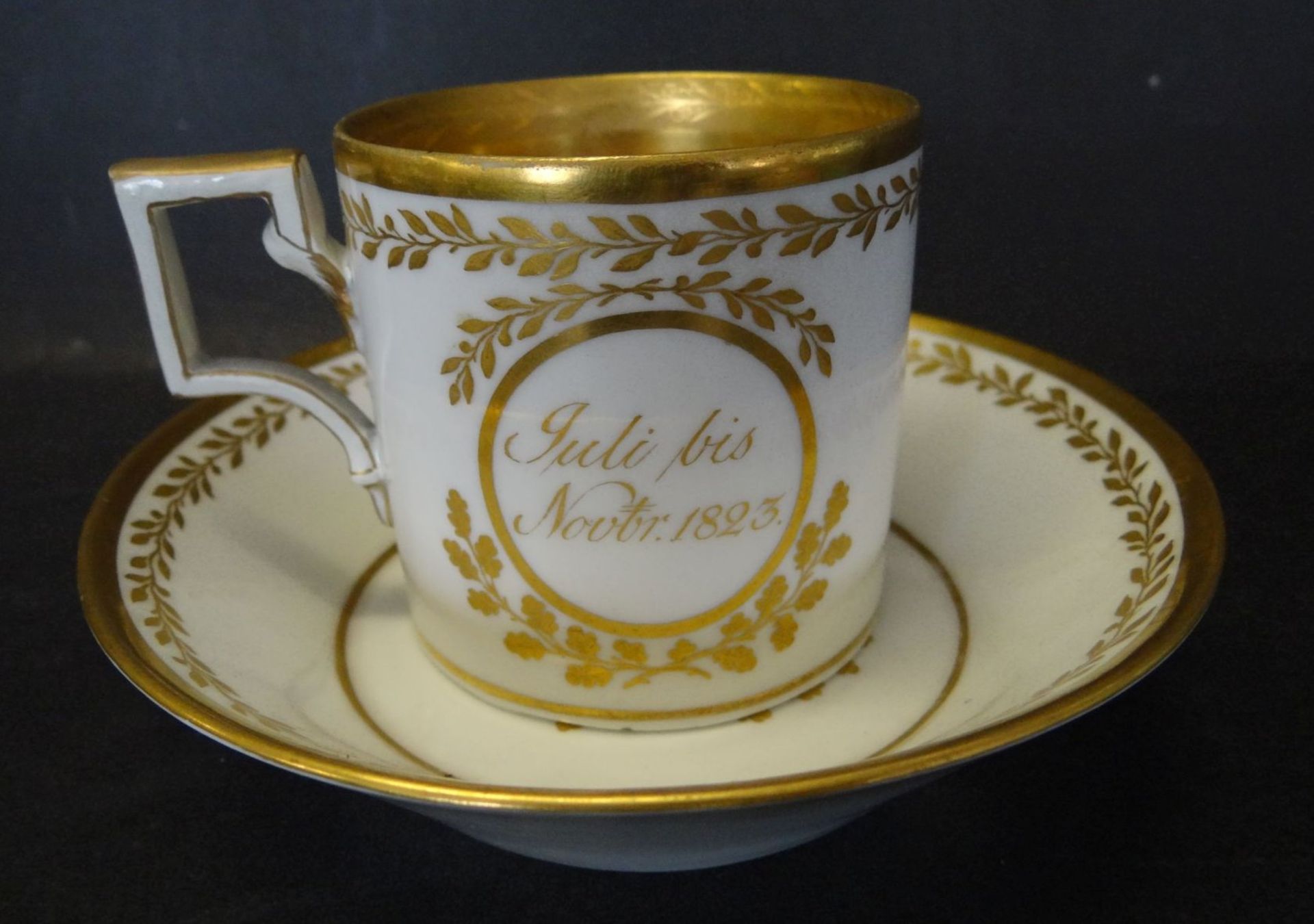 Erinnerungs-Tasse mit U.T. "KPM Berlin" dat. 1823 (Juli-Nov. 1823 entfernt, aber nicht getrennt"