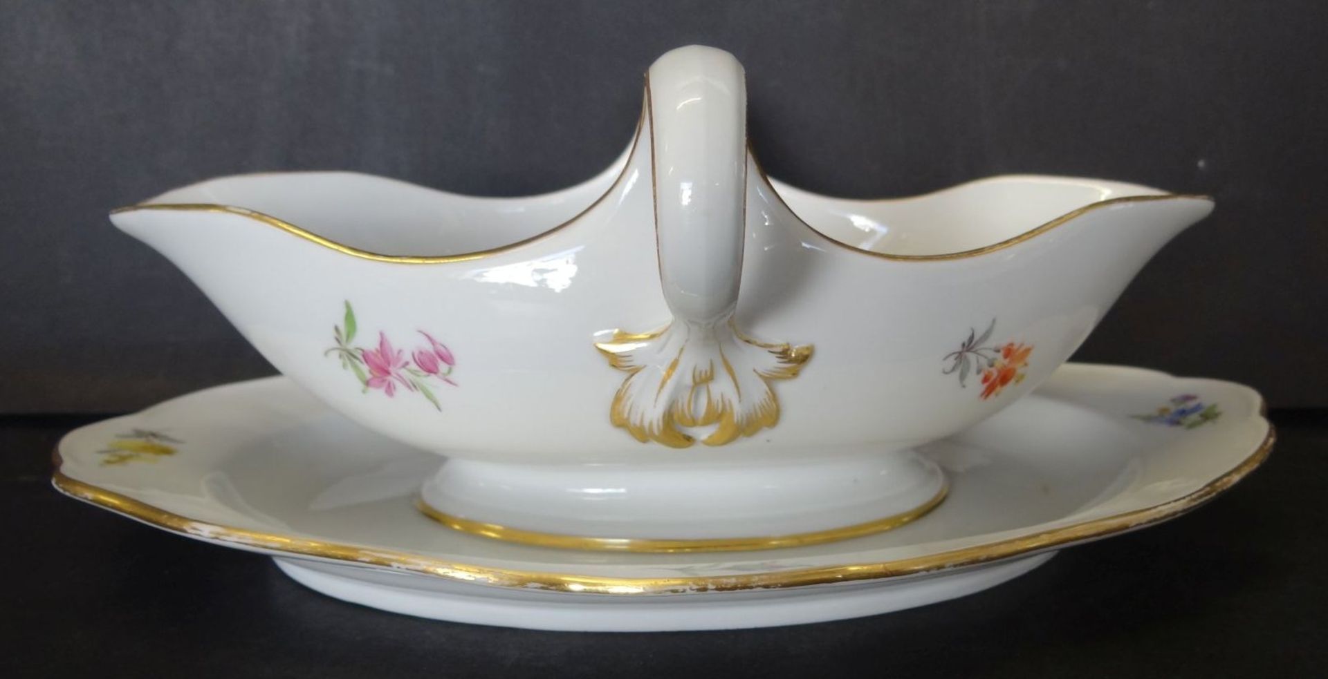 Sauciere "Meissen" Streublume, 1.Wahl, Knaufschwerter, 19.Jhd., H-9,5 cm, 24x15 cm, Golddekor tw.