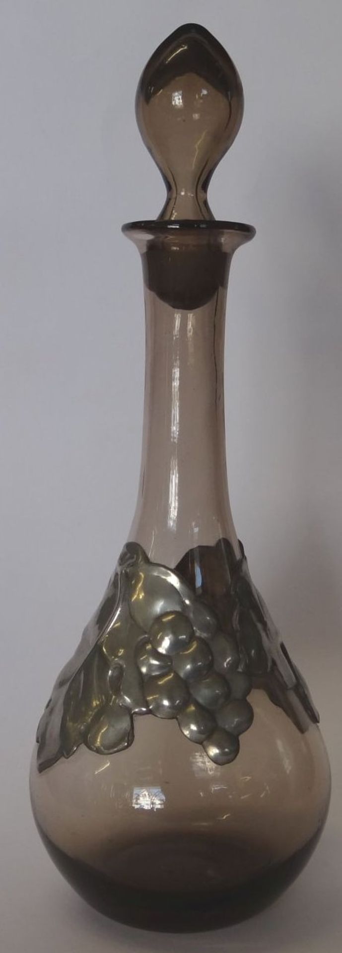 Rauchglas-Karaffe mit Zinnmontur, Weinlaubdekor, Hohlstöpsel, H-28 c - Bild 3 aus 4
