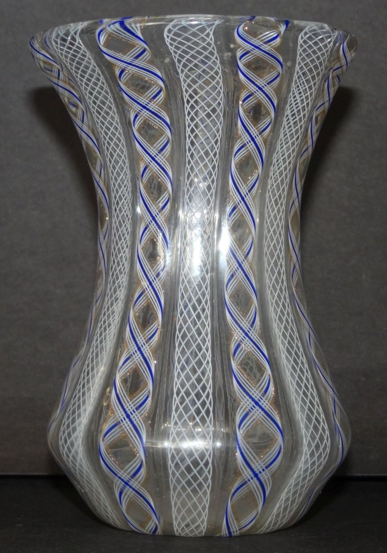 kl. Vase, Fadenglas mit Netzstuktur, blau/weiss, H-10,5 cm - Bild 4 aus 4