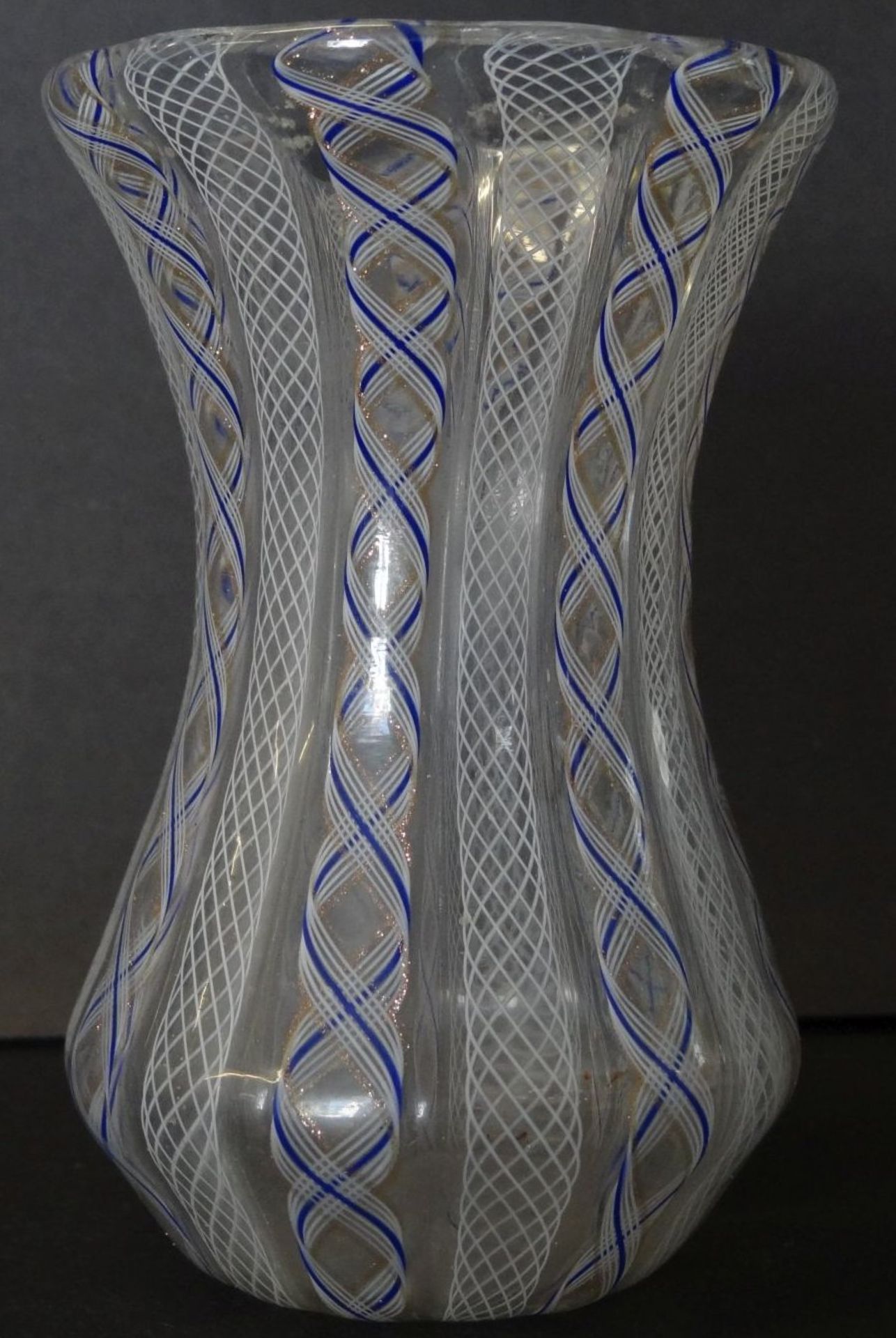 kl. Vase, Fadenglas mit Netzstuktur, blau/weiss, H-10,5 cm