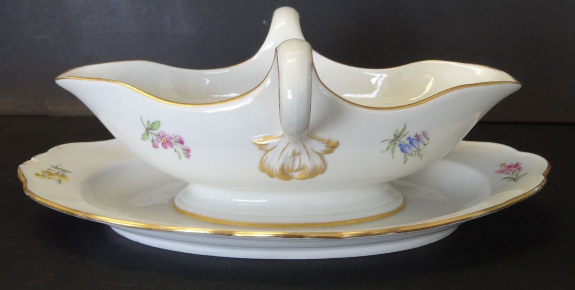 grosse Sauciere "Meissen" Streublume, 1.Wahl, Knaufschwerter, Rand geklebt, H-9,5 cm, 26x16 cm