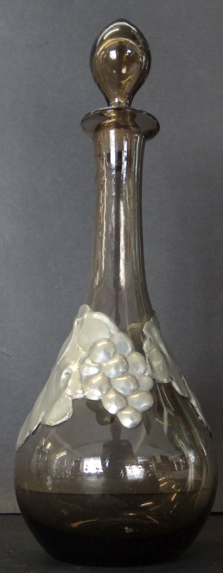 Rauchglas-Karaffe mit Zinnmontur, Weinlaubdekor, Hohlstöpsel, H-28 c
