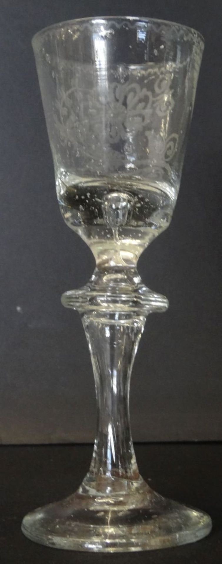 Barock-Glas mit floralen Schliff, mit Luftblasen, wohl Lauenstein um 1760, H-15,5 cm, gut erhalten - Bild 8 aus 8