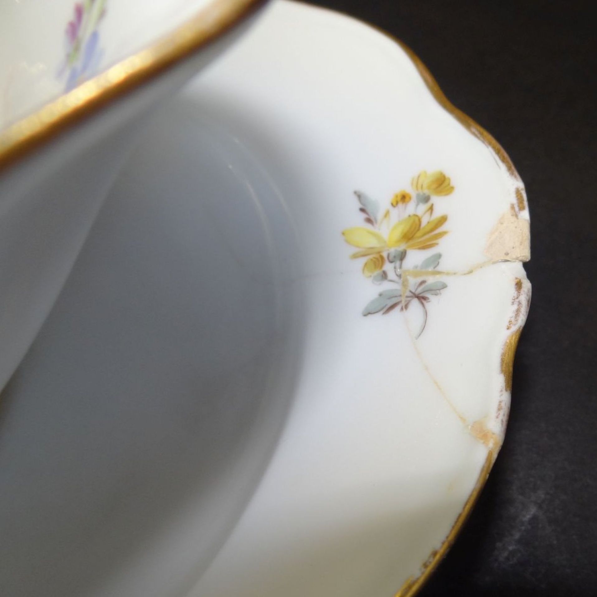 grosse Sauciere "Meissen" Streublume, 1.Wahl, Knaufschwerter, Rand geklebt, H-9,5 cm, 26x16 cm - Bild 5 aus 7