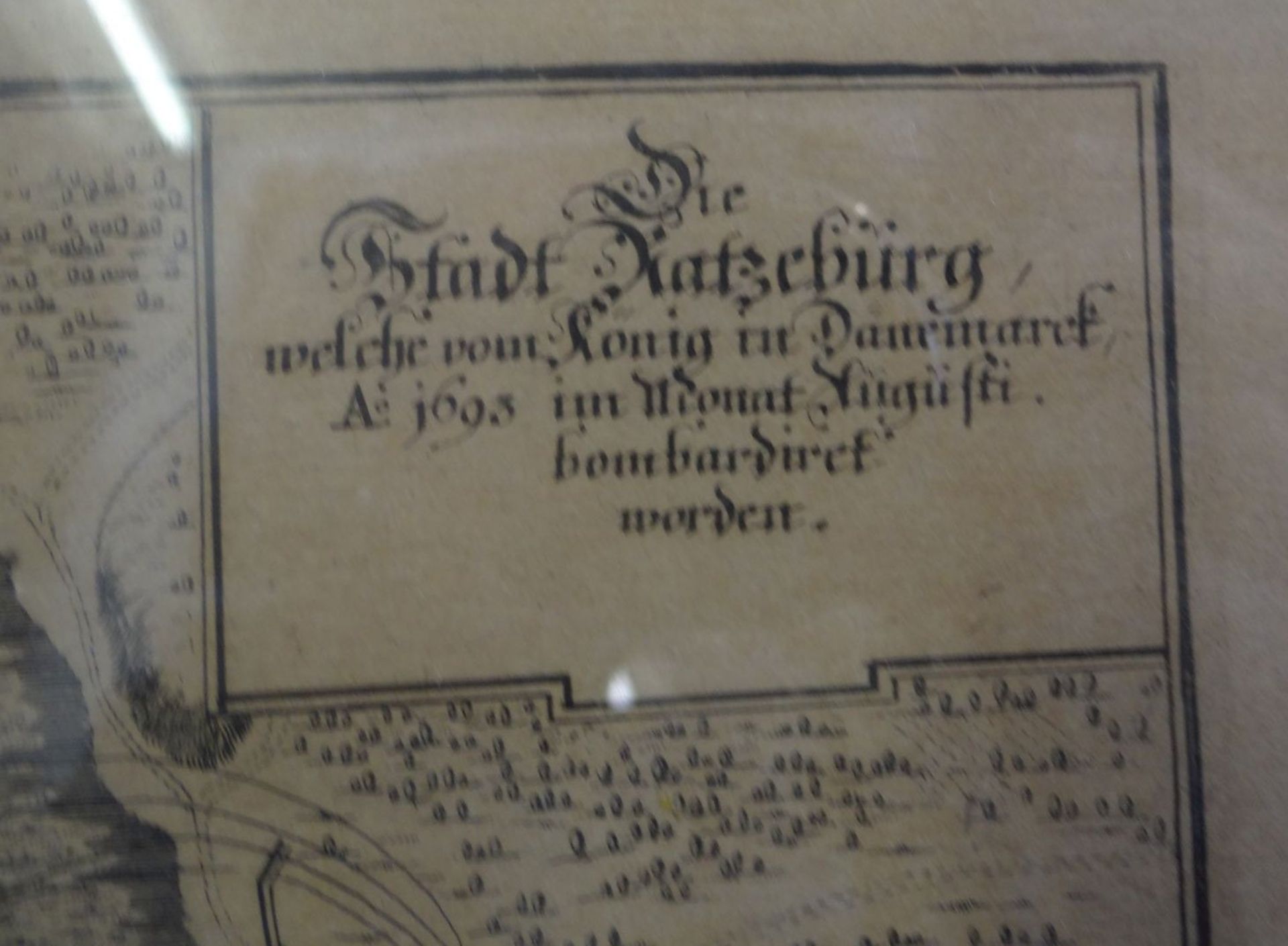 alter Stich "Stadt Ratzeburg nach der Bombardierung 1693", ger/Glas, RG 32x40 cm - Bild 4 aus 4