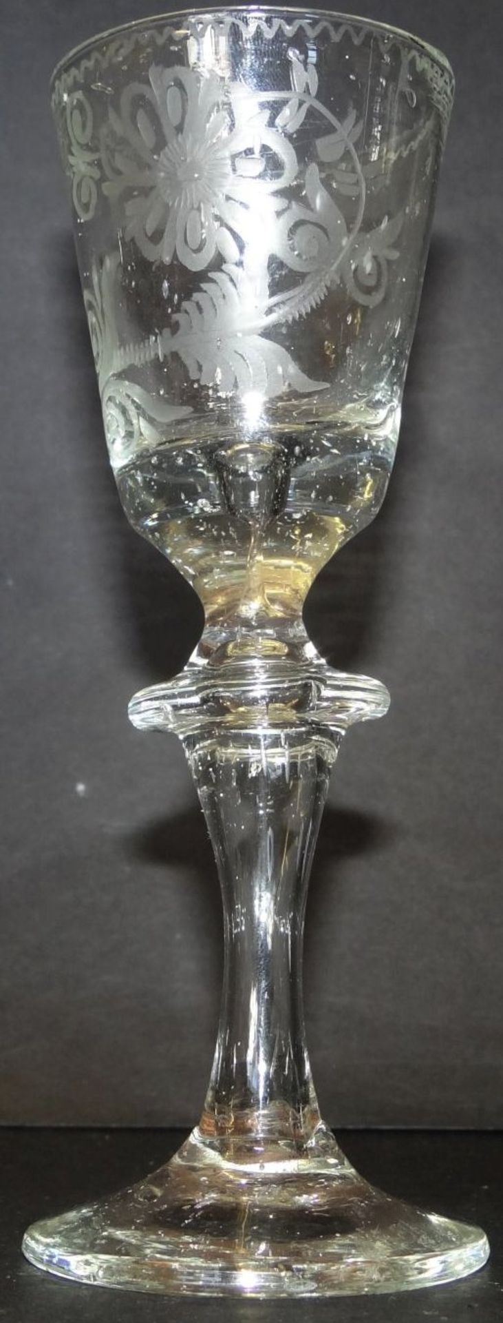 Barock-Glas mit floralen Schliff, mit Luftblasen, wohl Lauenstein um 1760, H-15,5 cm, gut erhalten - Bild 4 aus 8