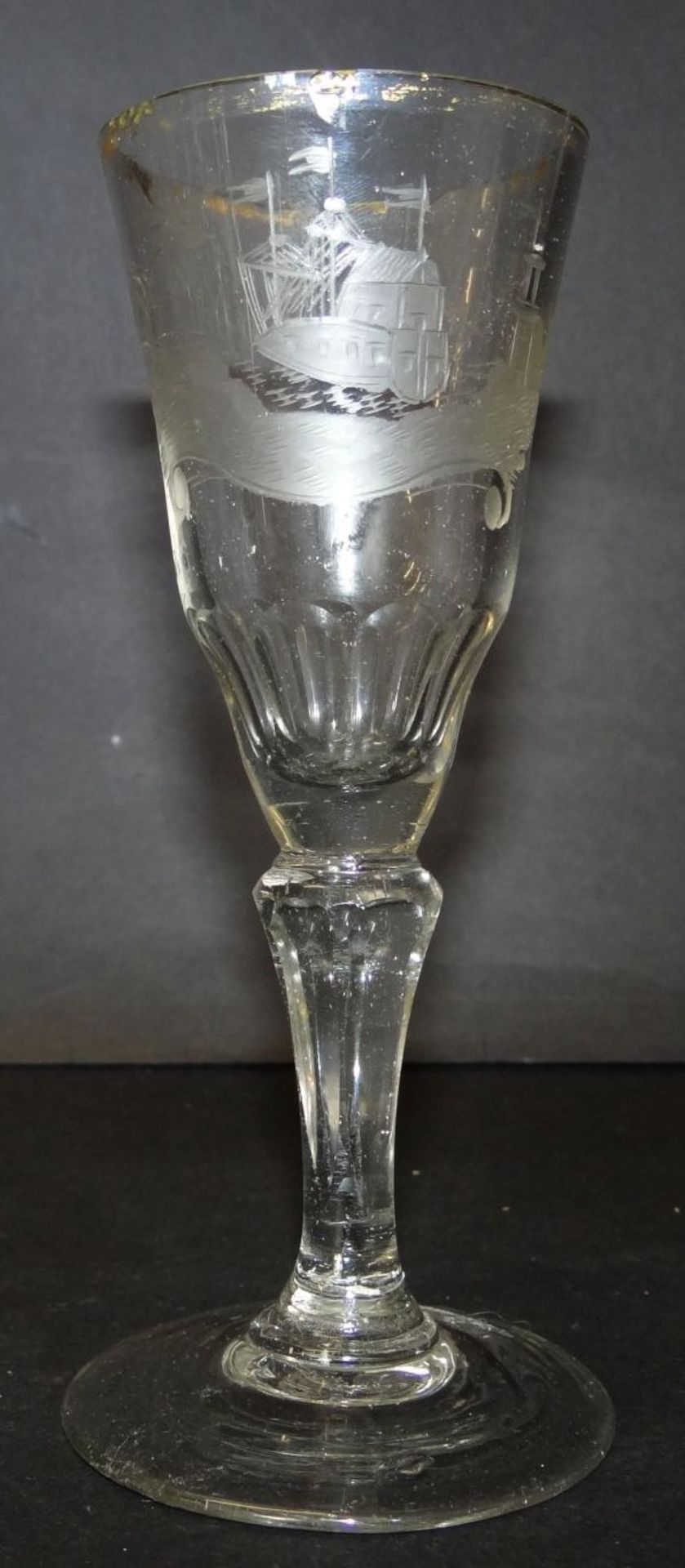 Barock-Glas mit Spruch "Angenehme Hoffnung" und Schiff, H-15 cm, Rand mehrfach bestossen