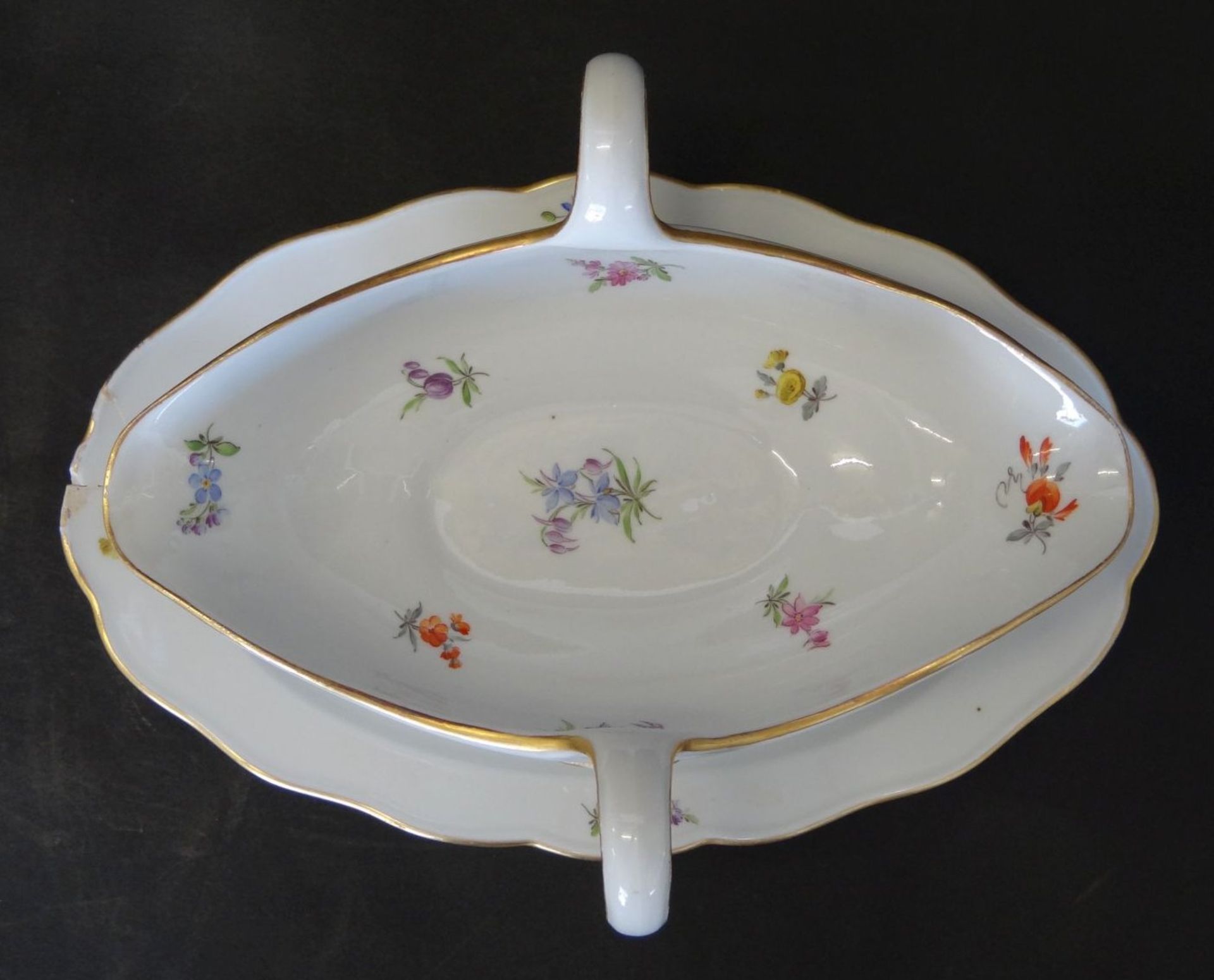 grosse Sauciere "Meissen" Streublume, 1.Wahl, Knaufschwerter, Rand geklebt, H-9,5 cm, 26x16 cm - Bild 2 aus 7