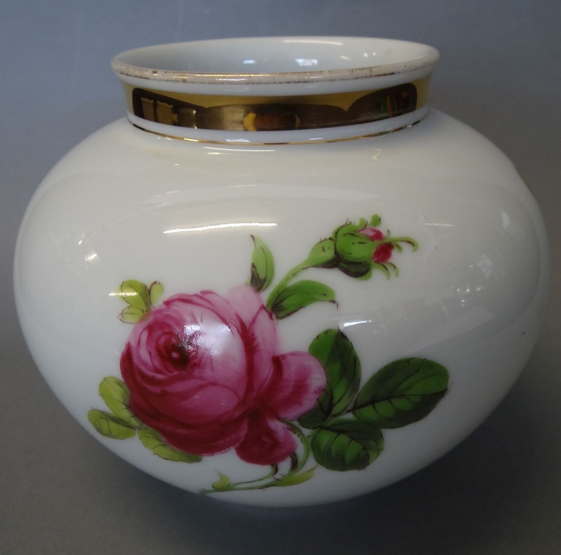 bauchige Vase "Fürstenberg" Rosendekor, H-12,5 cm, D-15 c - Bild 3 aus 5