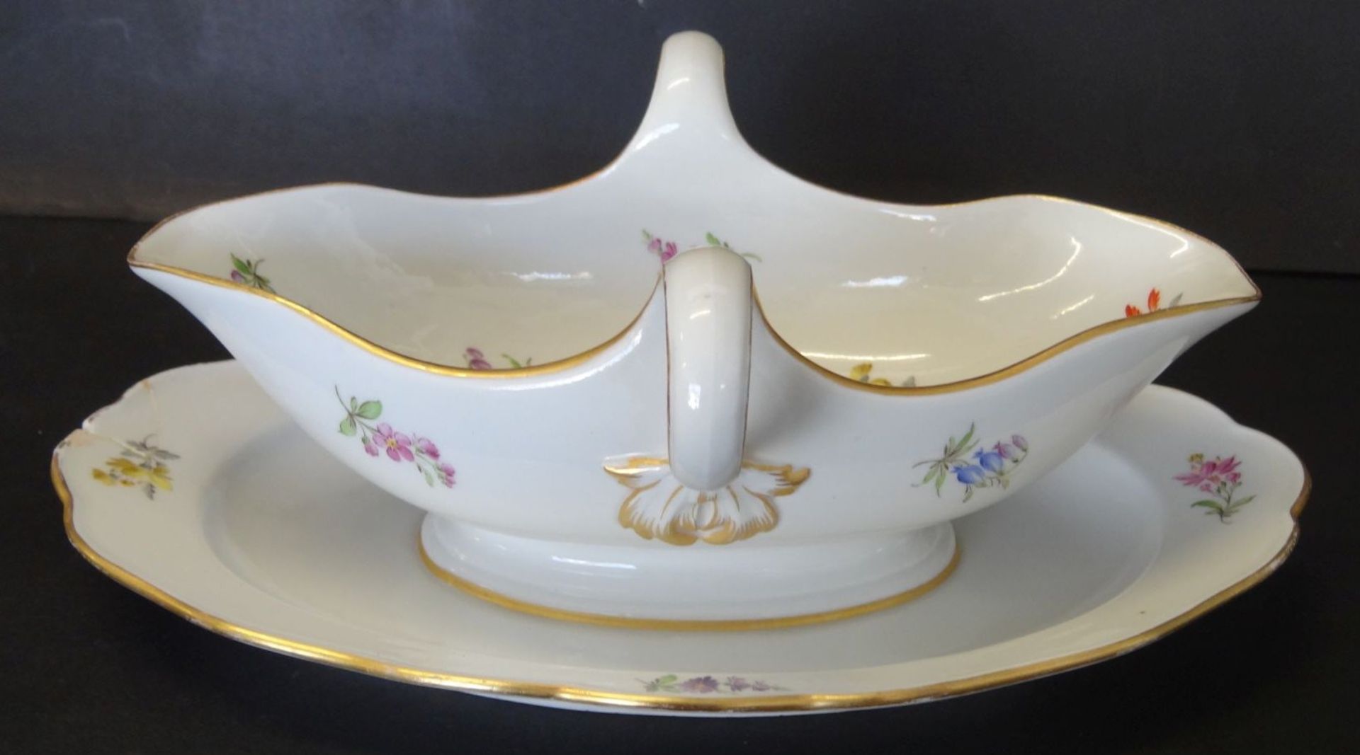 grosse Sauciere "Meissen" Streublume, 1.Wahl, Knaufschwerter, Rand geklebt, H-9,5 cm, 26x16 cm - Bild 3 aus 7