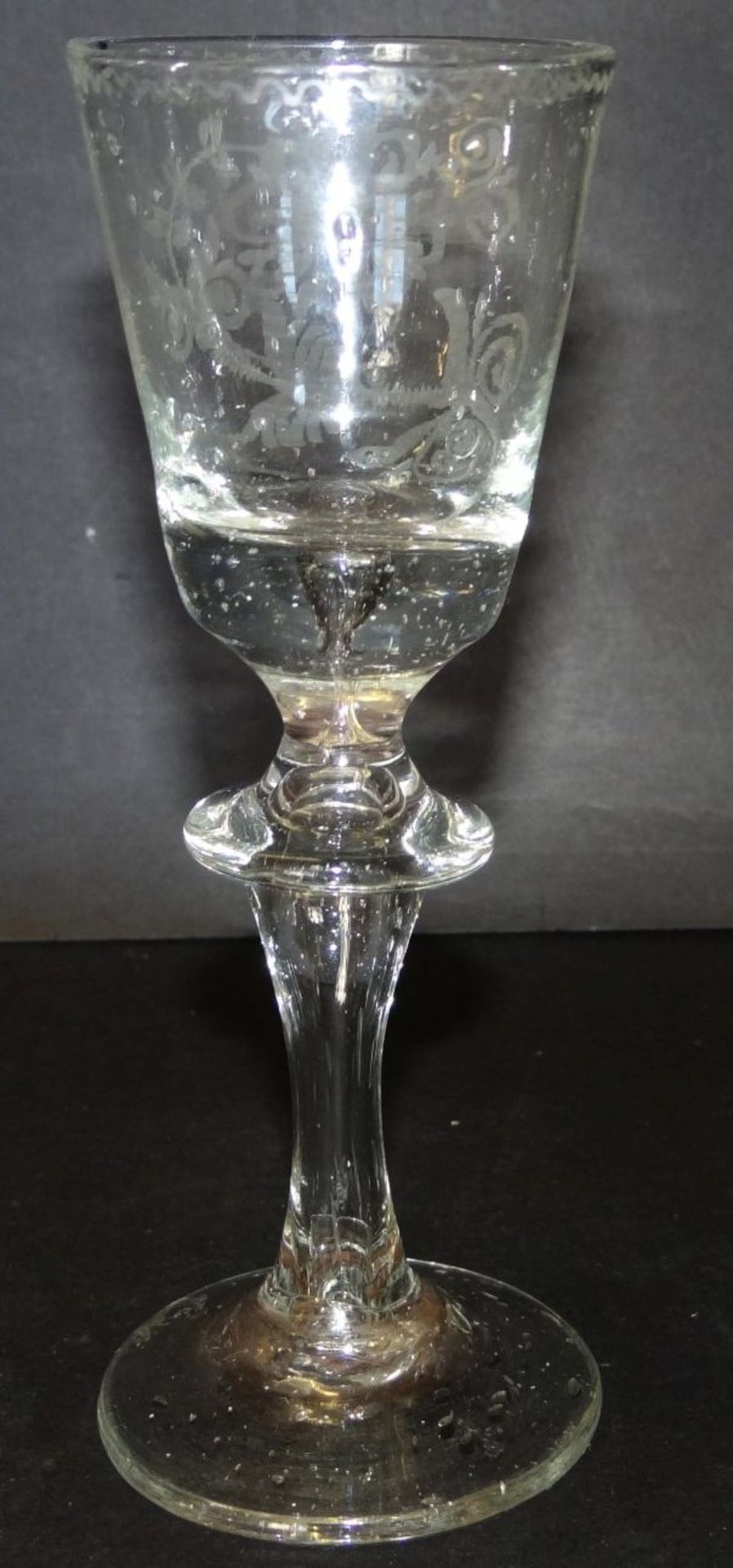 Barock-Glas mit floralen Schliff, mit Luftblasen, wohl Lauenstein um 1760, H-15,5 cm, gut erhalten - Bild 6 aus 8