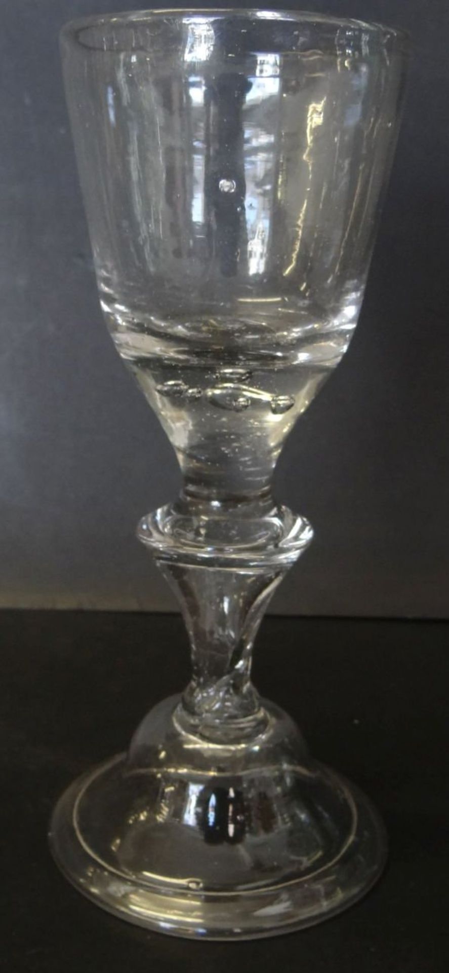 Barock-Glas mit floralen Schliff, mit Luftblasen, wohl Lauenstein um 1760, H-15,5 cm, gut erhalten